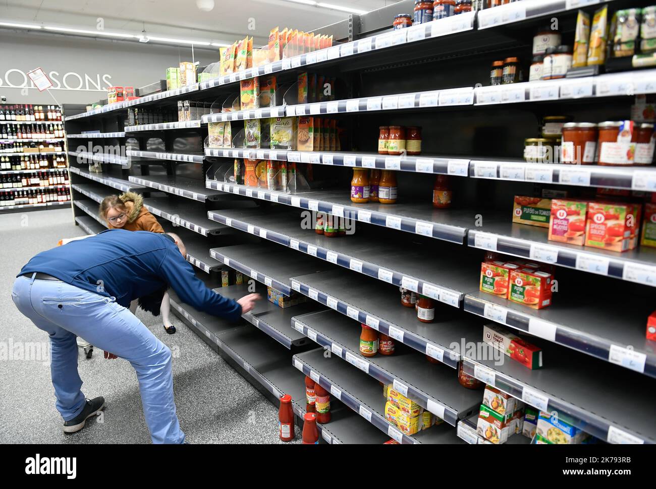 Les acheteurs de panique quittent les étagères du supermarché vide FRANCE NANTES MARS 16 2020 *** Légende locale *** Banque D'Images