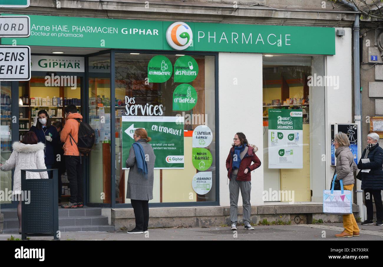 Les acheteurs de panique quittent les étagères du supermarché vide FRANCE NANTES MARS 16 2020 *** Légende locale *** Banque D'Images