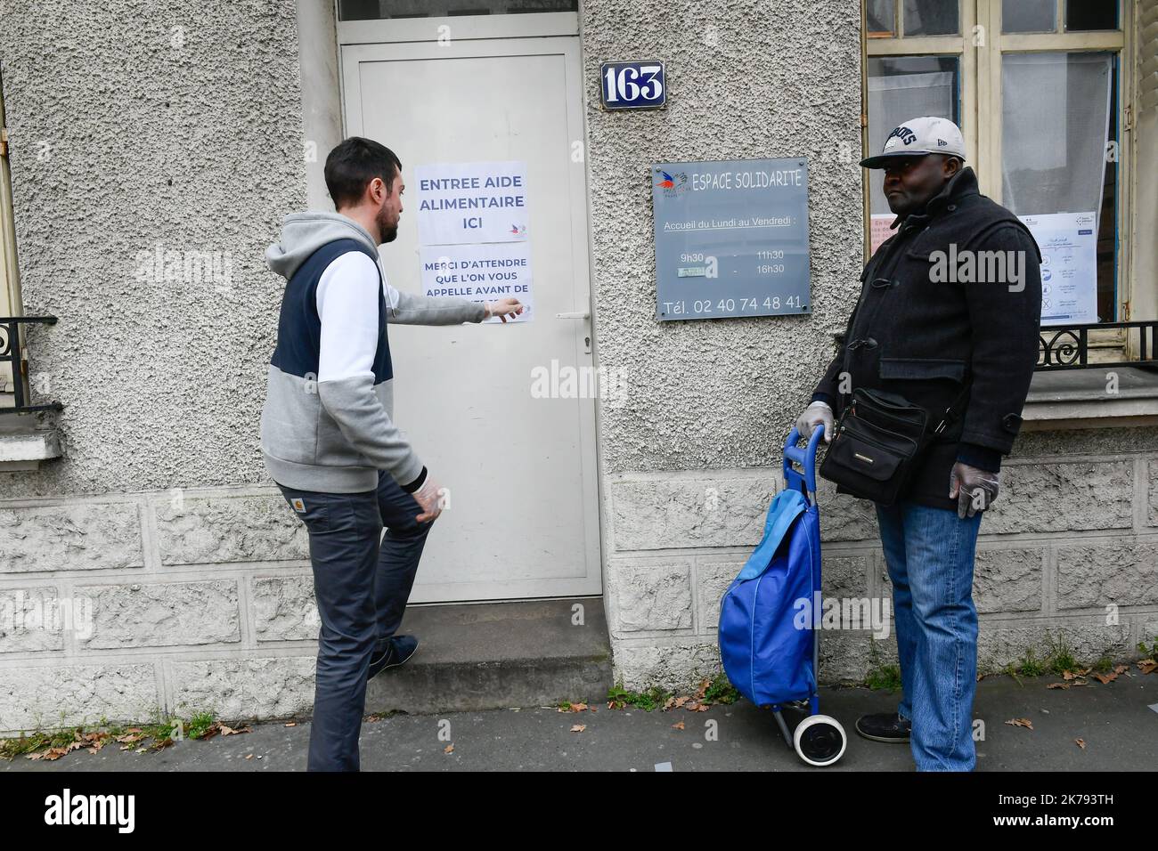 Les acheteurs de panique quittent les étagères du supermarché vide FRANCE NANTES MARS 16 2020 *** Légende locale *** Banque D'Images