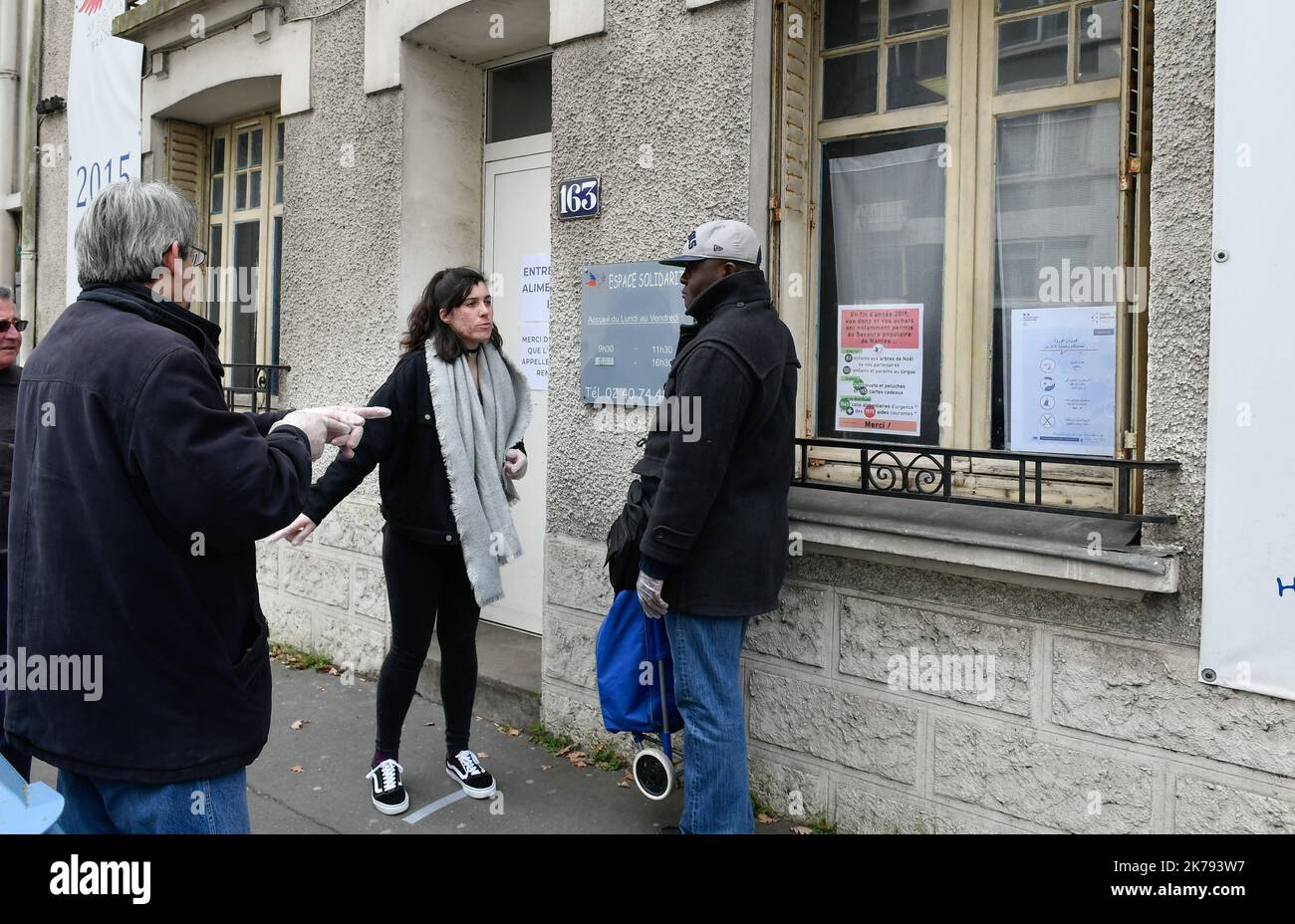 Les acheteurs de panique quittent les étagères du supermarché vide FRANCE NANTES MARS 16 2020 *** Légende locale *** Banque D'Images