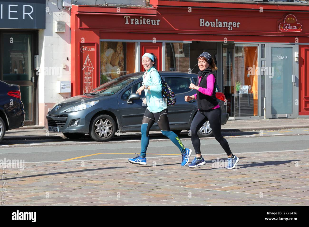 Joggeurs dans les rues de la ville à midi, heure du début du confinement - 17 mars 2020 atmosphère dans les rues de la ville à midi, heure du début du confinement Banque D'Images