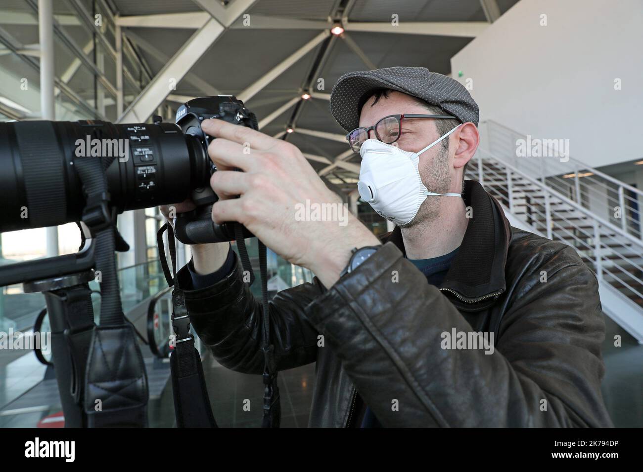 Le photojournaliste de l'AFP Sébastien Bozon portant un masque pour se protéger du coronavirus (Covod-19) au travail, 18 mars 2020. Banque D'Images