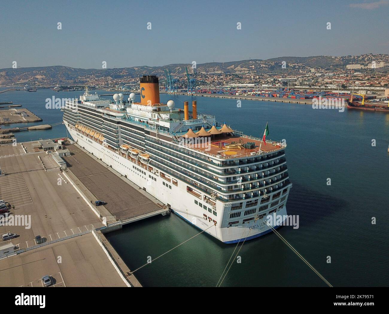 La croisière italienne Costa Luminosa est arrivée dans le port français méditerranéen de Marseille. On soupçonne que le navire transporte des passagers infectés par le coronavirus Banque D'Images