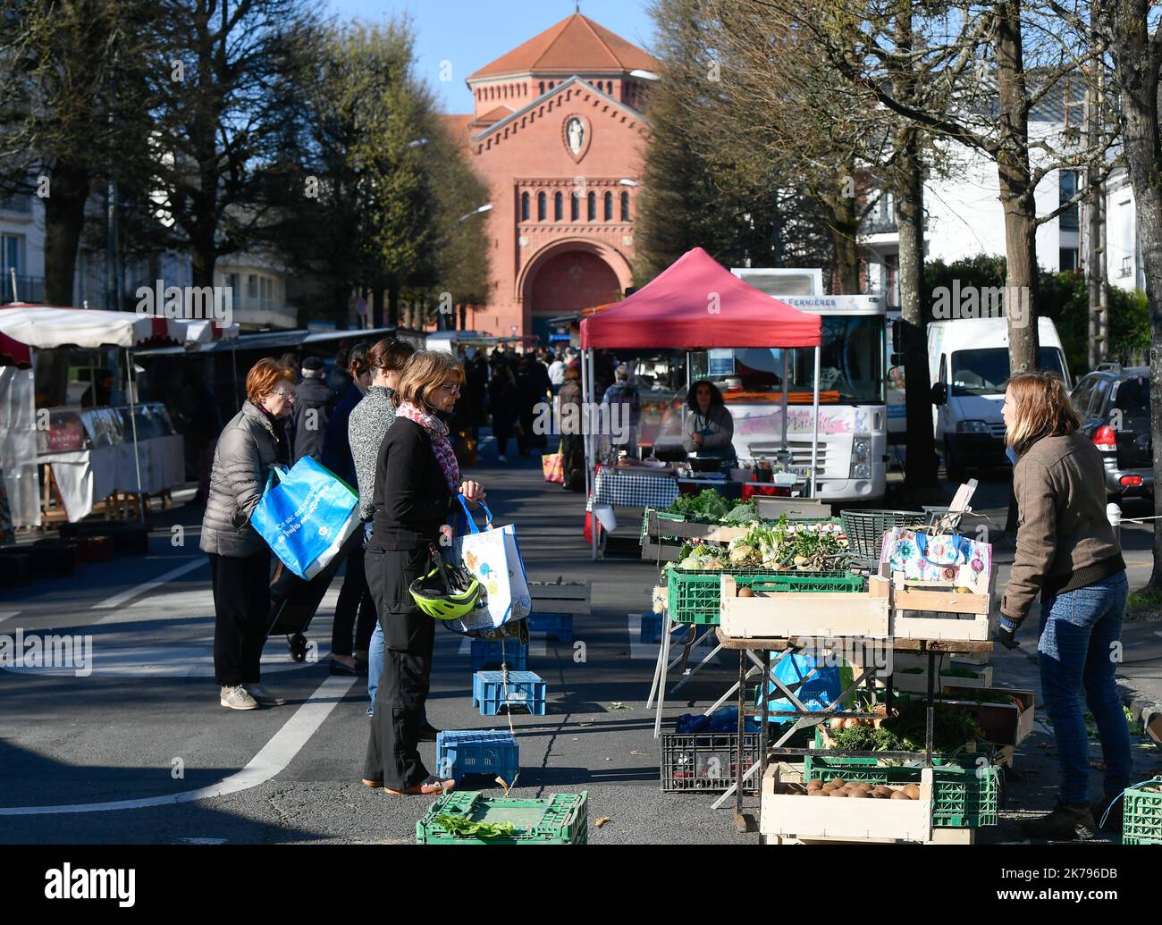 2020/03/24. Le premier ministre a annoncé la fermeture des marchés dans le cadre de mesures visant à prévenir la propagation du coronavirus Covid-19. Mais ce mardi matin, le marché du boulevard américain à Nantes était ouvert. Banque D'Images