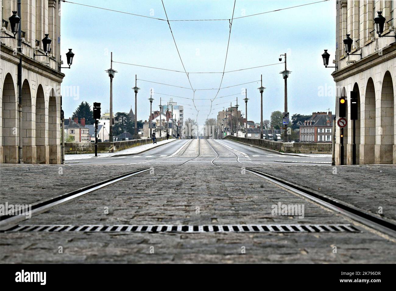 ©PHOTOPQR/RÉPUBLIQUE DU CENTRE/ERIC MALOT ; ; 21/03/2020 ; Orléans (Loiret-45) le 21/03/2020 - Santé - coronavirus COVID-19 - les rues de la ville d'Orléans désertes et vides le confinement de la population. Le pont Georges v et la rue Royale 2020/03/24. Coronavirus COVID-19 - les rues de la ville d'Orléans ont déserté et sont vides pendant le confinement de la population. Banque D'Images