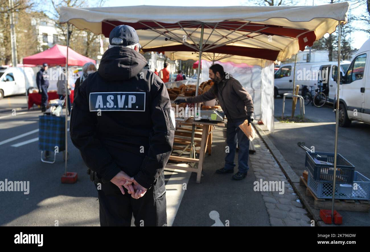 2020/03/24. Le premier ministre a annoncé la fermeture des marchés dans le cadre de mesures visant à prévenir la propagation du coronavirus Covid-19. Mais ce mardi matin, le marché du boulevard américain à Nantes était ouvert. Banque D'Images