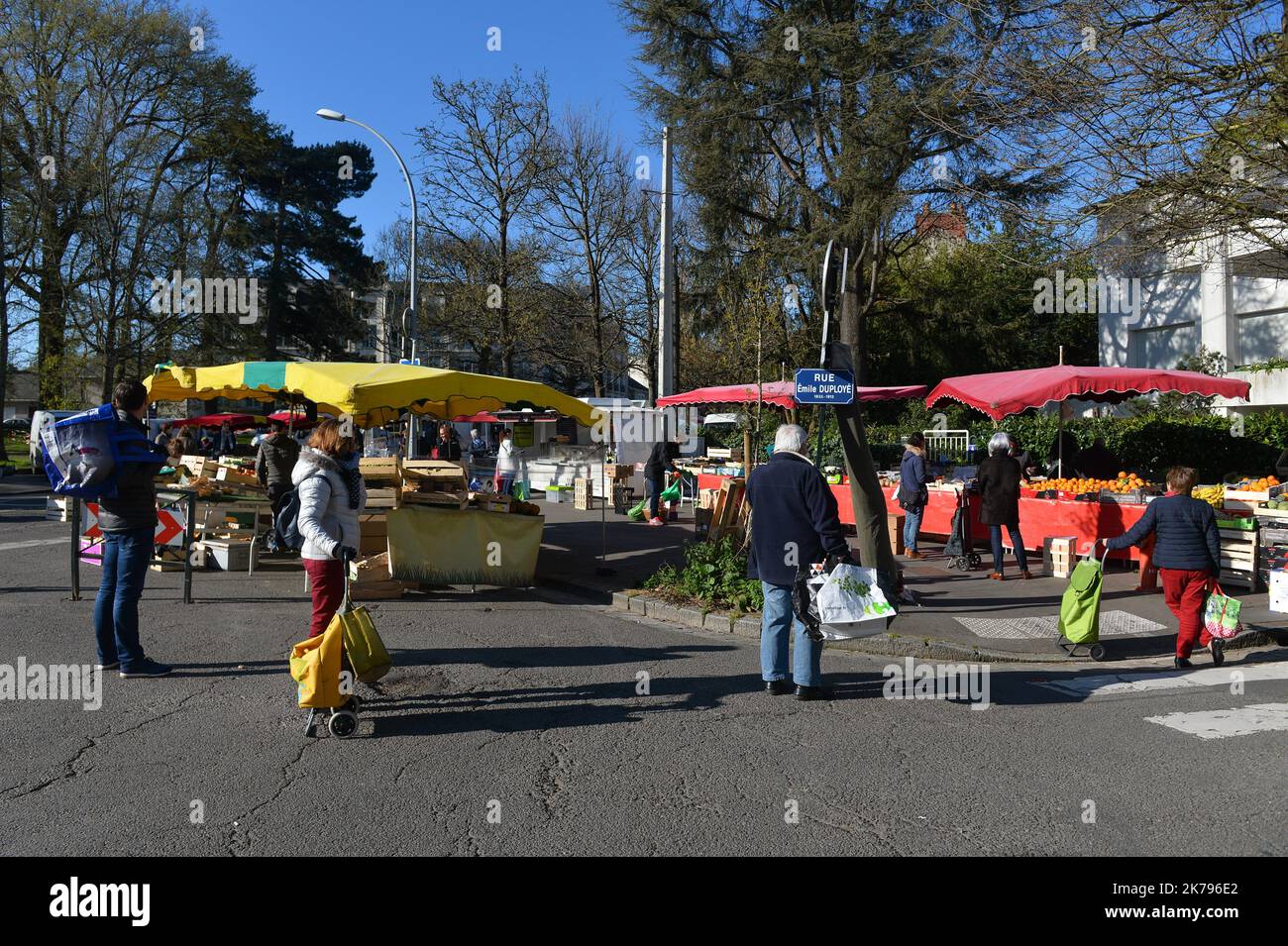 2020/03/24. Le premier ministre a annoncé la fermeture des marchés dans le cadre de mesures visant à prévenir la propagation du coronavirus Covid-19. Mais ce mardi matin, le marché du boulevard américain à Nantes était ouvert. Banque D'Images