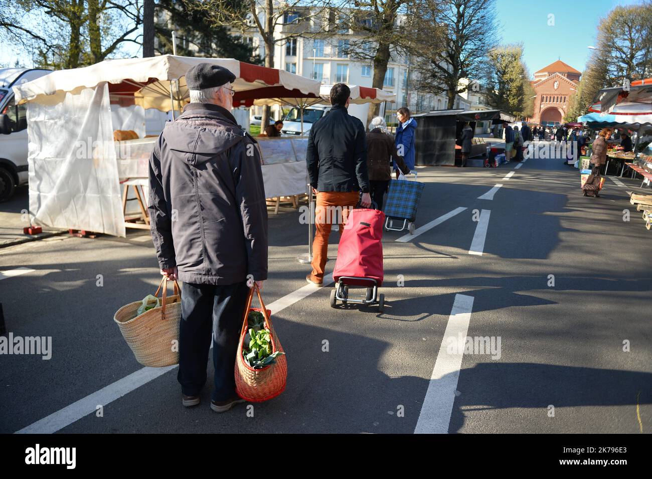 2020/03/24. Le premier ministre a annoncé la fermeture des marchés dans le cadre de mesures visant à prévenir la propagation du coronavirus Covid-19. Mais ce mardi matin, le marché du boulevard américain à Nantes était ouvert. Banque D'Images