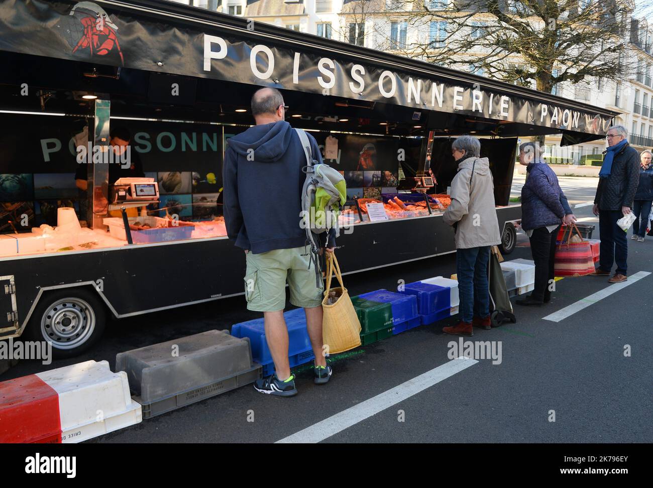 2020/03/24. Le premier ministre a annoncé la fermeture des marchés dans le cadre de mesures visant à prévenir la propagation du coronavirus Covid-19. Mais ce mardi matin, le marché du boulevard américain à Nantes était ouvert. Banque D'Images
