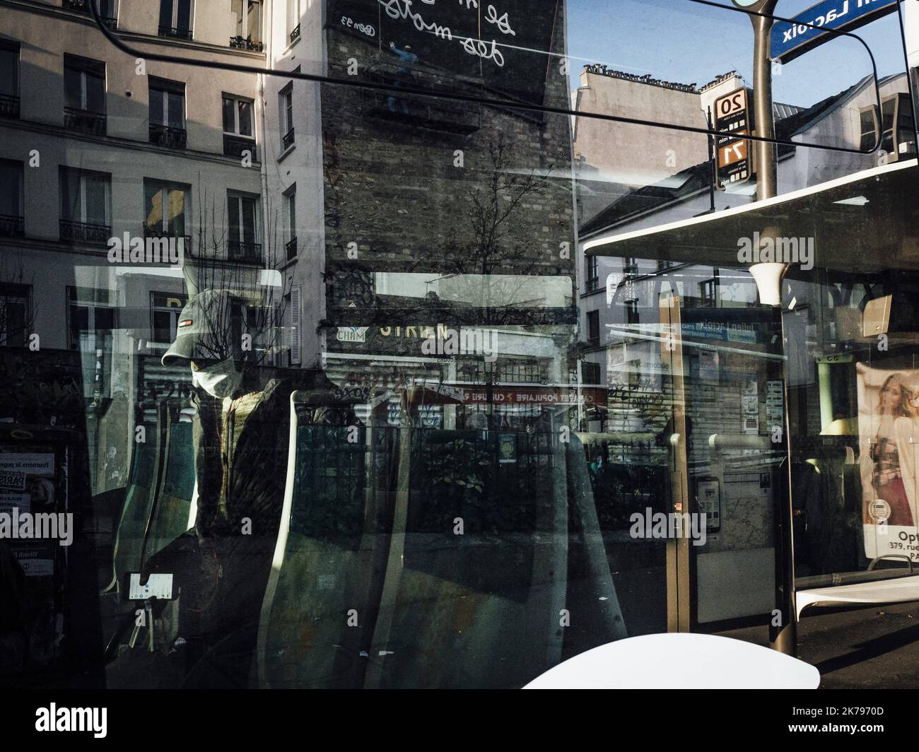 Un homme masqué monte dans un bus de la RATP à Paris pendant le confinement du Covid-19. Banque D'Images