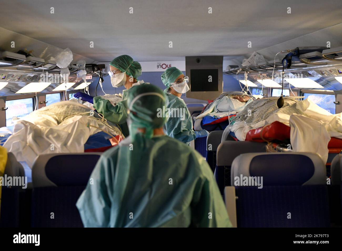 Un train TGV médicalisé part de Nancy pour transporter 24 patients avec Covid-19 actuellement en soins intensifs à Nancy et Metz, vers le CHU et l'HIA (hôpital de formation militaire) de Bordeaux, le CH de Libourne, le CH de Pau et le CH de Bayonne. Les équipes médicales qui les accompagnent viennent de SAMU Ile de France, Nouvelle Aquitaine et Grand est. Banque D'Images