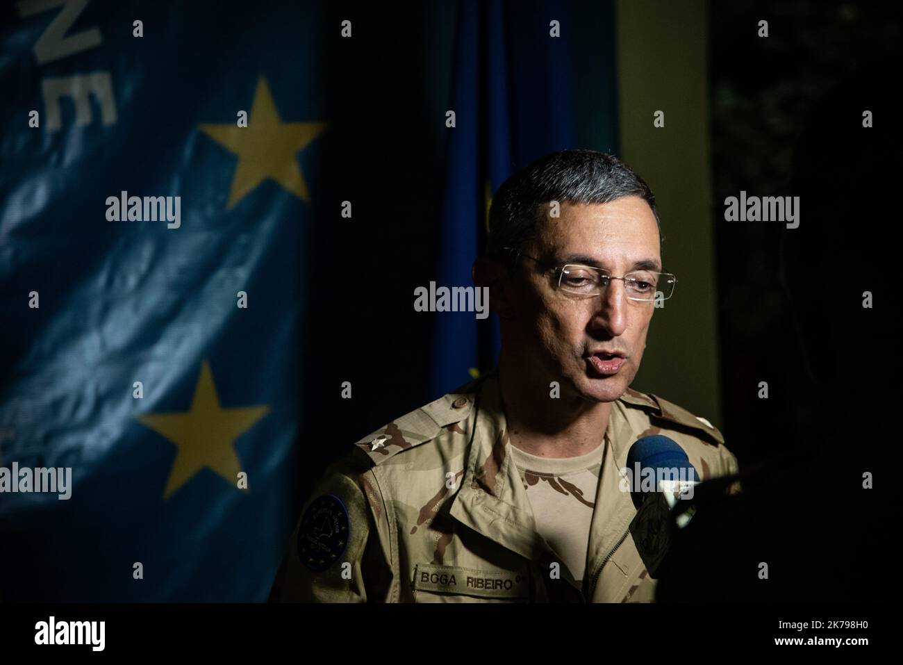 Mali / KoMali / Koulikoro / Bamako - cérémonie de passation de commandement entre le commandant autrichien, le général de brigade Christian Harbersatter et le chef actuel de l'EUTM Mali, le général de brigade Joao Pedro Boga Ribeiro (Portugal). La cérémonie s'est déroulée au QG de l'EUTM à Bamako en présence du Chef d'état-major des armées maliennes, du général Abdoulaye Coulibaly et du chef de la MINUSMA, M. Annadif Mahamat Saleh. Banque D'Images