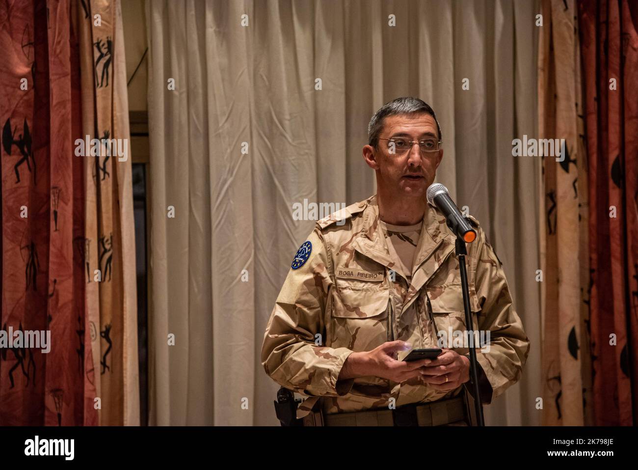 Mali / KoMali / Koulikoro / Bamako - cérémonie de passation de commandement entre le commandant autrichien, le général de brigade Christian Harbersatter et le chef actuel de l'EUTM Mali, le général de brigade Joao Pedro Boga Ribeiro (Portugal). La cérémonie s'est déroulée au QG de l'EUTM à Bamako en présence du Chef d'état-major des armées maliennes, du général Abdoulaye Coulibaly et du chef de la MINUSMA, M. Annadif Mahamat Saleh. Banque D'Images