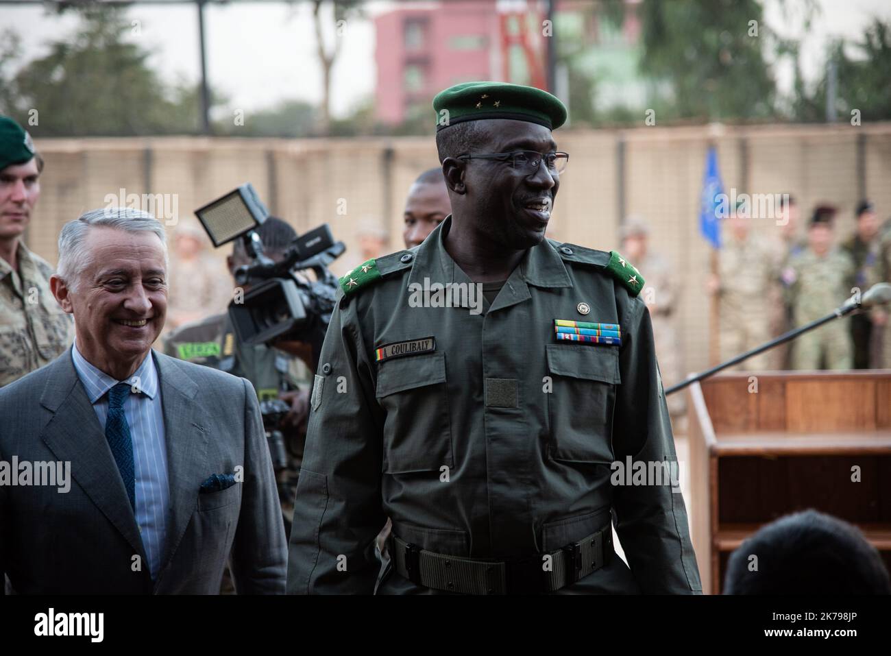 Mali / KoMali / Koulikoro / Bamako - cérémonie de passation de commandement entre le commandant autrichien, le général de brigade Christian Harbersatter et le chef actuel de l'EUTM Mali, le général de brigade Joao Pedro Boga Ribeiro (Portugal). La cérémonie s'est déroulée au QG de l'EUTM à Bamako en présence du Chef d'état-major des armées maliennes, du général Abdoulaye Coulibaly et du chef de la MINUSMA, M. Annadif Mahamat Saleh. Banque D'Images