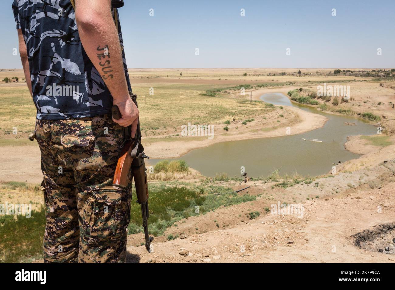 Chris Huby / le Pictorium / MAXPPP - Chris Huby / le Pictorium - 12/07/2017 - Syrie / Syrie du nord / Hassake - base d'entraînement des MFS (Conseil militaire syriaque) a Derik. Les MFS sont des combatants chretiens qui ont rejoint la coalition des SDF en 2015. / 12/07/2017 - Syrie / Nord de la syrie / Hassake - base de formation du MFS (Conseil militaire de Syriac) à Derik. Les MFS sont des combattants chrétiens qui ont rejoint la coalition SDF en 2015. Banque D'Images