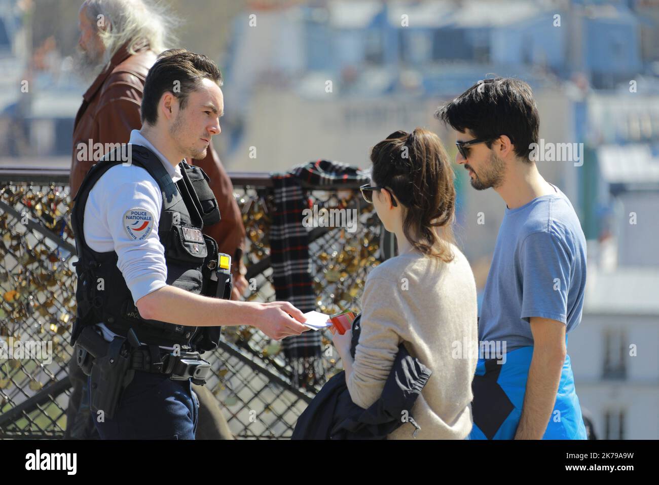 Â©PHOTOPQR/LE PARISIEN/Philippe Lavieille ; PARIS ; 05/04/2020 ; le non respect du confinement Beaucoup de Parisiens joggeurs ou en famille SOT de sortie dimanche aprÃ¨s midi par un temps estival sur la capitale ici sur la Butte Montmartre PrÃ¨s de la Basilique du coeur, Paris Sacré 5 avril 2020-coeur. Les gens marchent malgré les mesures restrictives mises en place par les autorités pour lutter contre la pandémie COVID-19 Banque D'Images