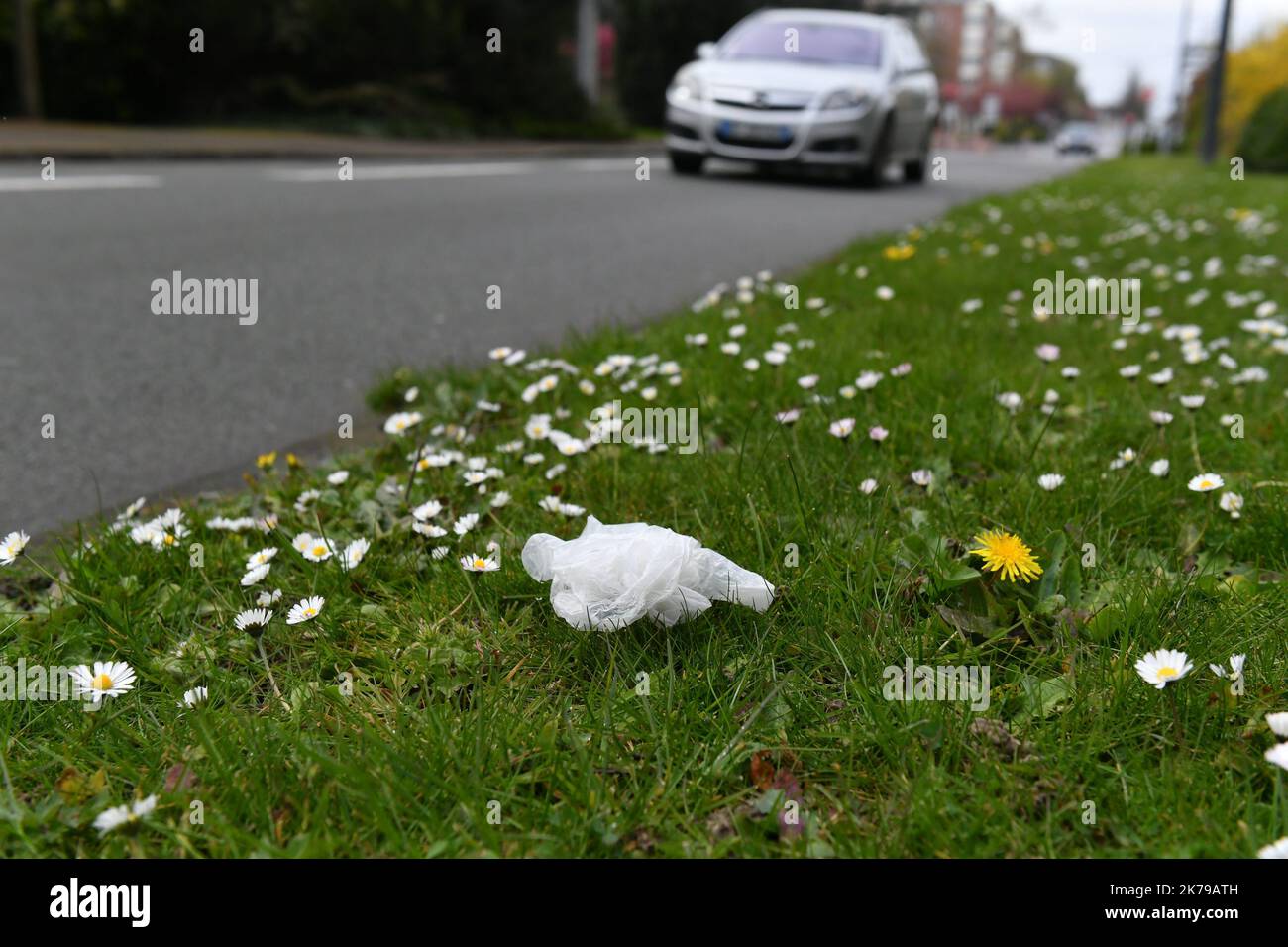 Â©PHOTOPQR/VOIX DU NORD/Philippe Pauchet ; 06/04/2020 ; verbalisation gants masque cracat Marcq-en-Baroeul France, 6 avril 2020 personnes jeter les gants, masques et mouchoirs usagés ... doit-on faire une verbalisation ? Banque D'Images