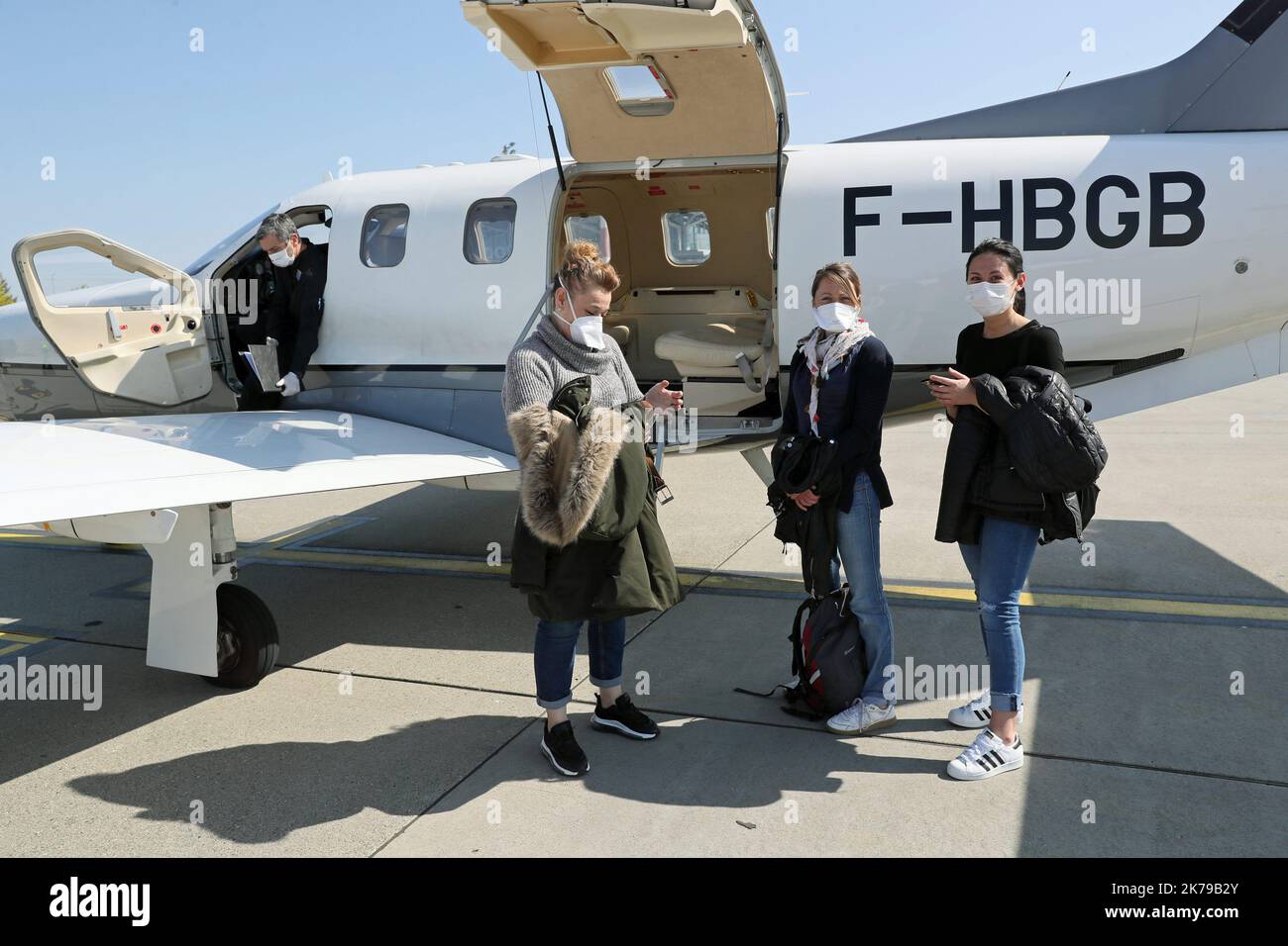 2020/04/07. Coronavirus / les agents de santé de la région Sud arrivent par avion privé à l'Euroaéroport de Bâle-Mulhouse pour soulager le département d'urgence de Mulhouse face à Covid-19. Banque D'Images