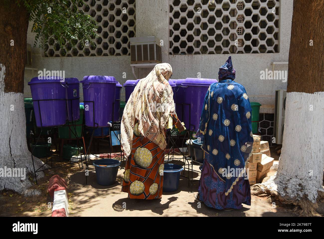 06/04/2020 - Niger / Niamey / Niamey - deux femmes sont venues voir le don de bassins en plastique, boîtes de savon et seaux faits par une ONG internationale à la mairie centrale de Niamey et destinés à différents lieux publics dans la capitale le 6 avril 2020. Banque D'Images