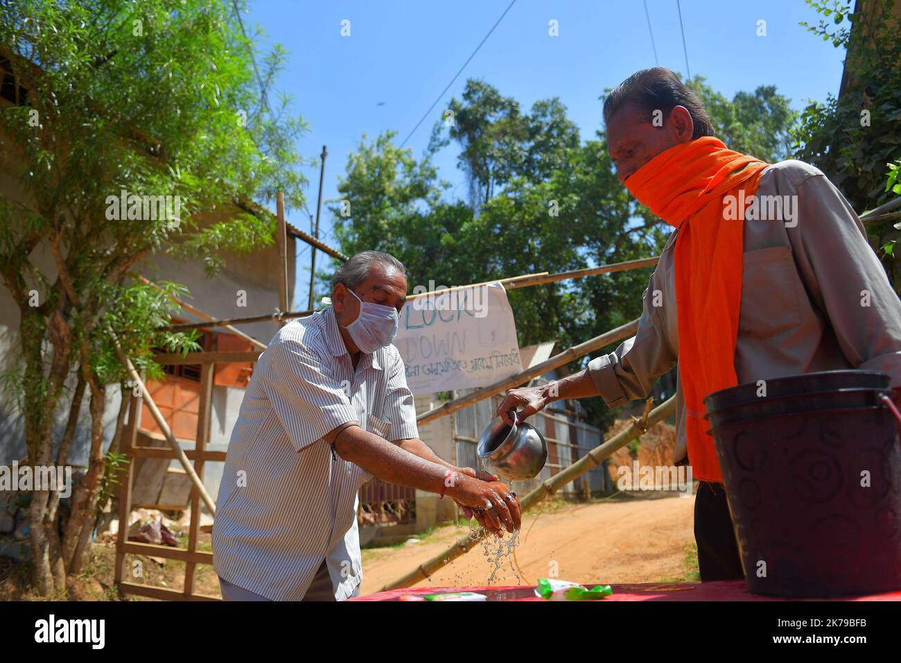 30/03/2020 - Inde / Tripura / Agartala - Un poste de lavage des mains, pendant un confinement national, imposé à la suite de la pandémie du coronavirus, à Agartala Banque D'Images