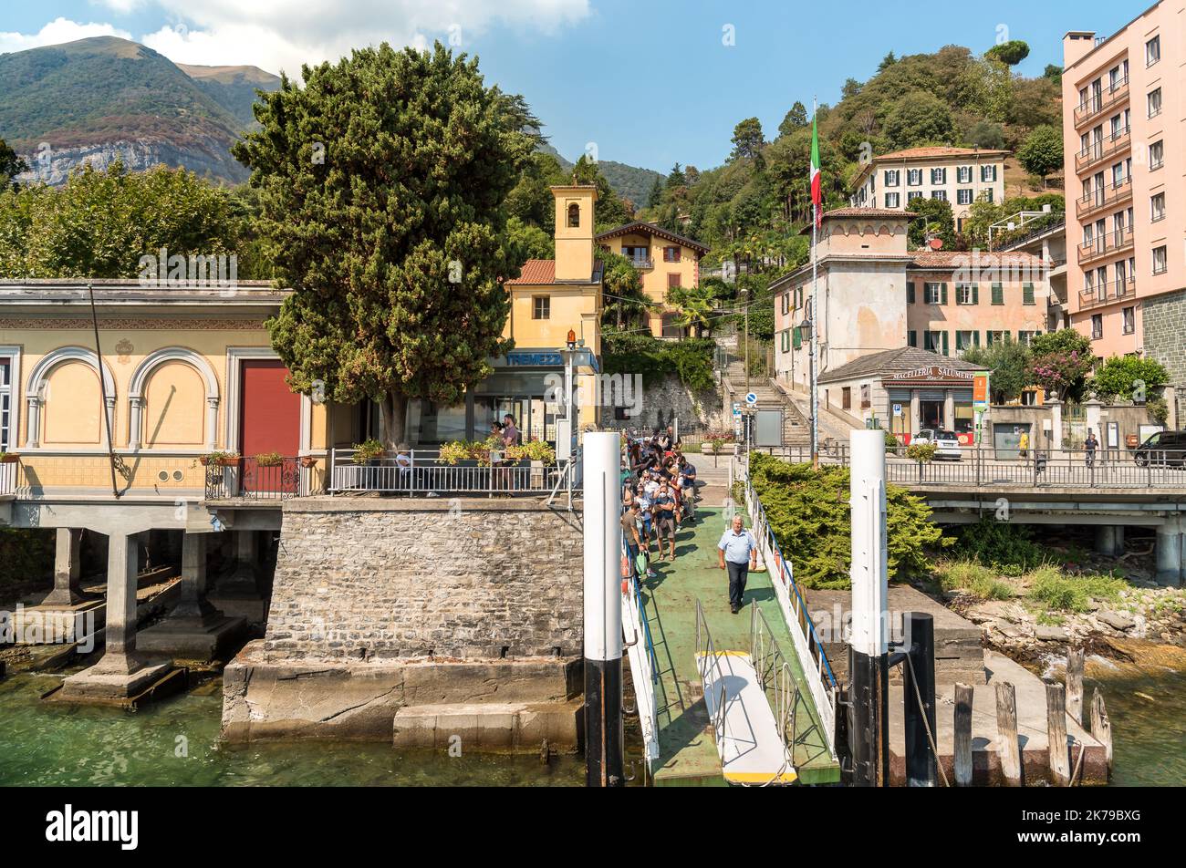 Tremezzo, Lombardie, Italie - 5 septembre 2022: La jetée du village Tremezzo avec les touristes attendent le ferry pour visiter le lac C. Banque D'Images