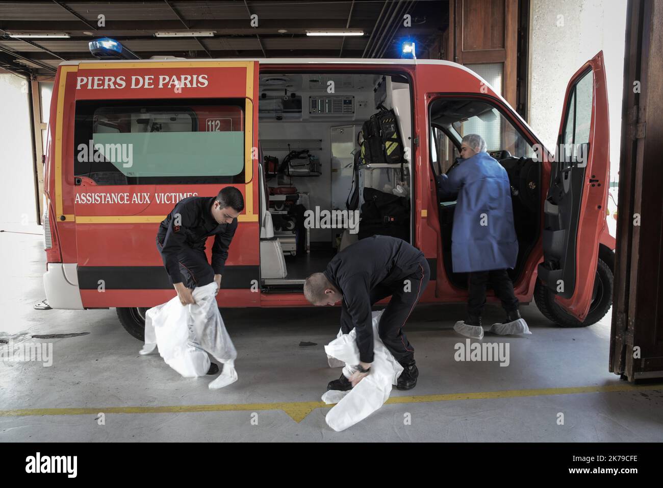 Pompiers militaires français du BSPP (Brigade des Sapeurs pompiers de Paris) d'Ivry sur Seine (Paris-banlieue) au travail pendant l'épidemème covid-19 Banque D'Images