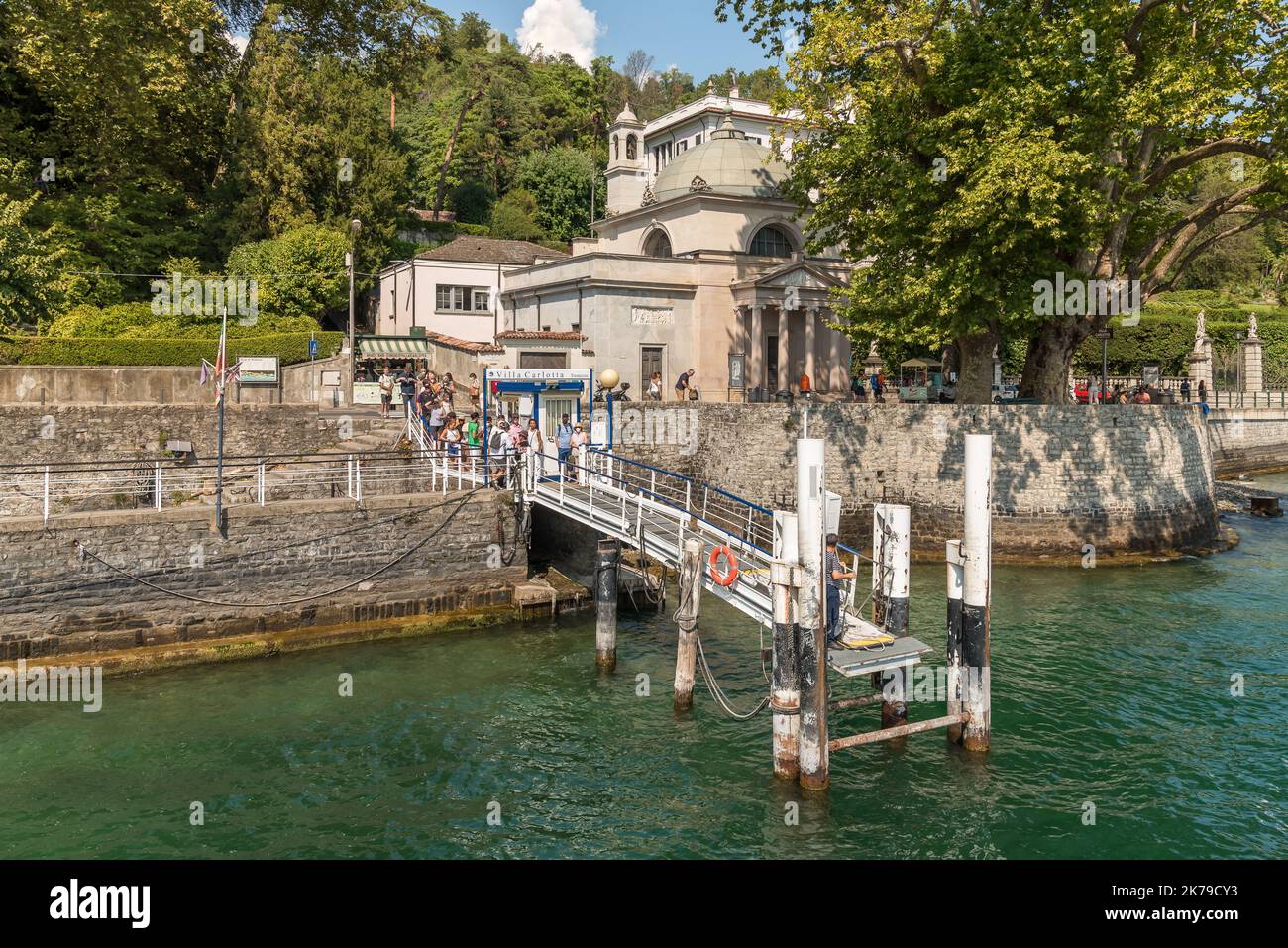Tremezzina, Lombardie, Italie - 5 septembre 2022: La jetée de la villa Carlotta dans le village de Tremezzina avec les touristes attendent le ferry pour Banque D'Images
