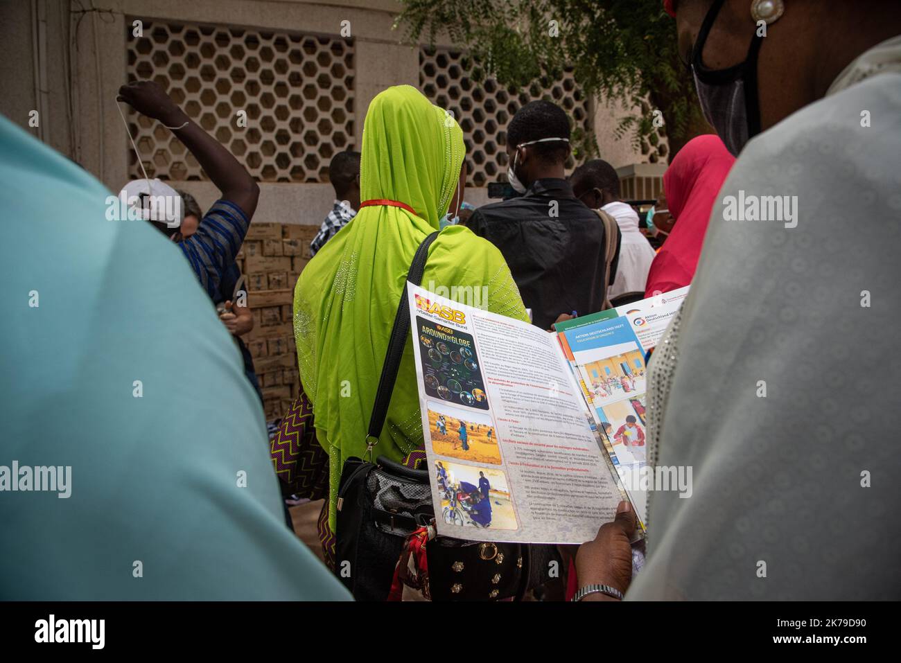 Niger / Niamey / Niamey - les dons d'ONG internationales (organisations non gouvernementales) donnés à la ville de Niamey continuent d'affluer dans le cadre du plan de préparation et d'intervention de la COVID-19. Dons d'équipements sanitaires en particulier (savons, bouilloires, masques, ...) Comme nous l'avons fait aujourd'hui une ONG allemande au maire et président de la délégation spéciale de la ville, M. Moctar Mamoudou. Banque D'Images