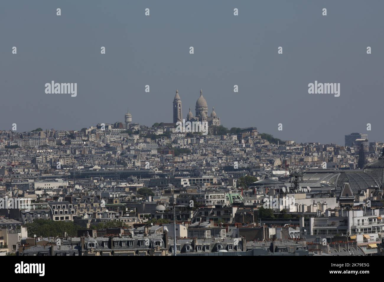 Sacré coeur SACRÉ COEUR PARIS 22 avril 2020. Après plus d'un mois de confinement, la pollution a nettement diminué à Paris. Le ciel est clair et la ville offre une vue rare de tous ses monuments. Banque D'Images