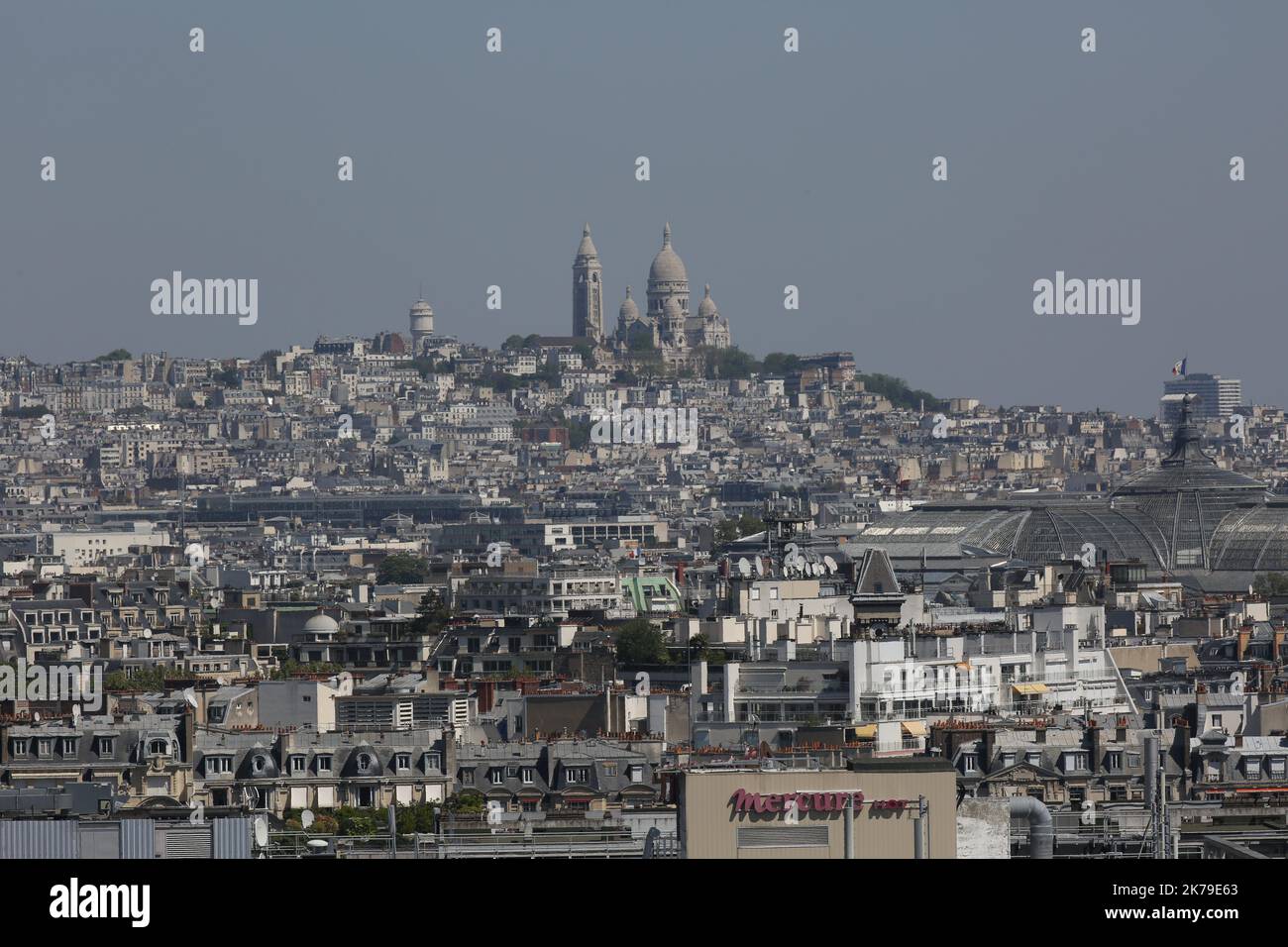 Sacré coeur SACRÉ COEUR PARIS 22 avril 2020. Après plus d'un mois de confinement, la pollution a nettement diminué à Paris. Le ciel est clair et la ville offre une vue rare de tous ses monuments. Banque D'Images