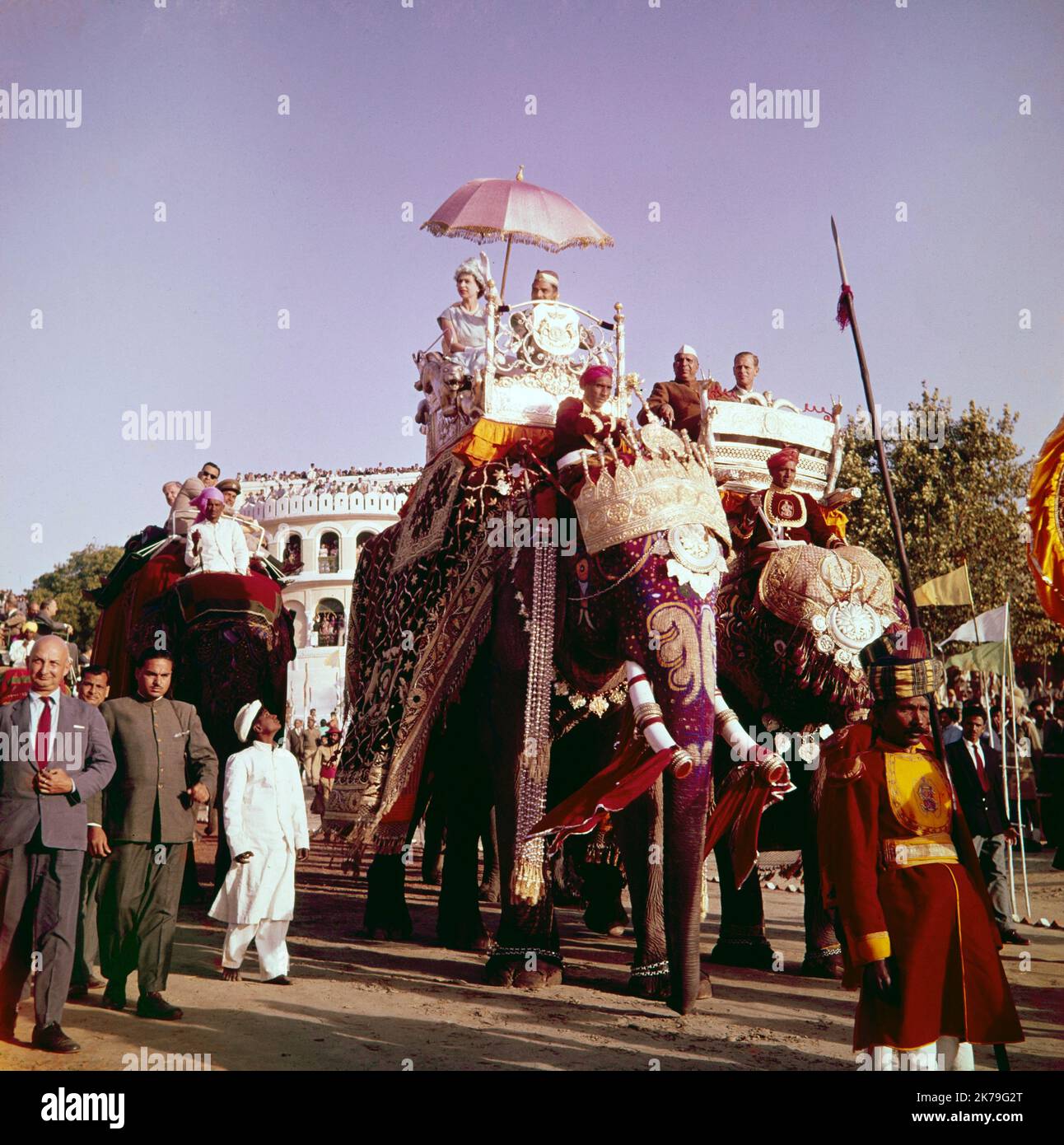 Une photographie couleur vintage montrant la reine Elizabeth II sur le dos d'un éléphant décoré avec soin à Katmandou, pendant son voyage en Asie en 1961. Banque D'Images