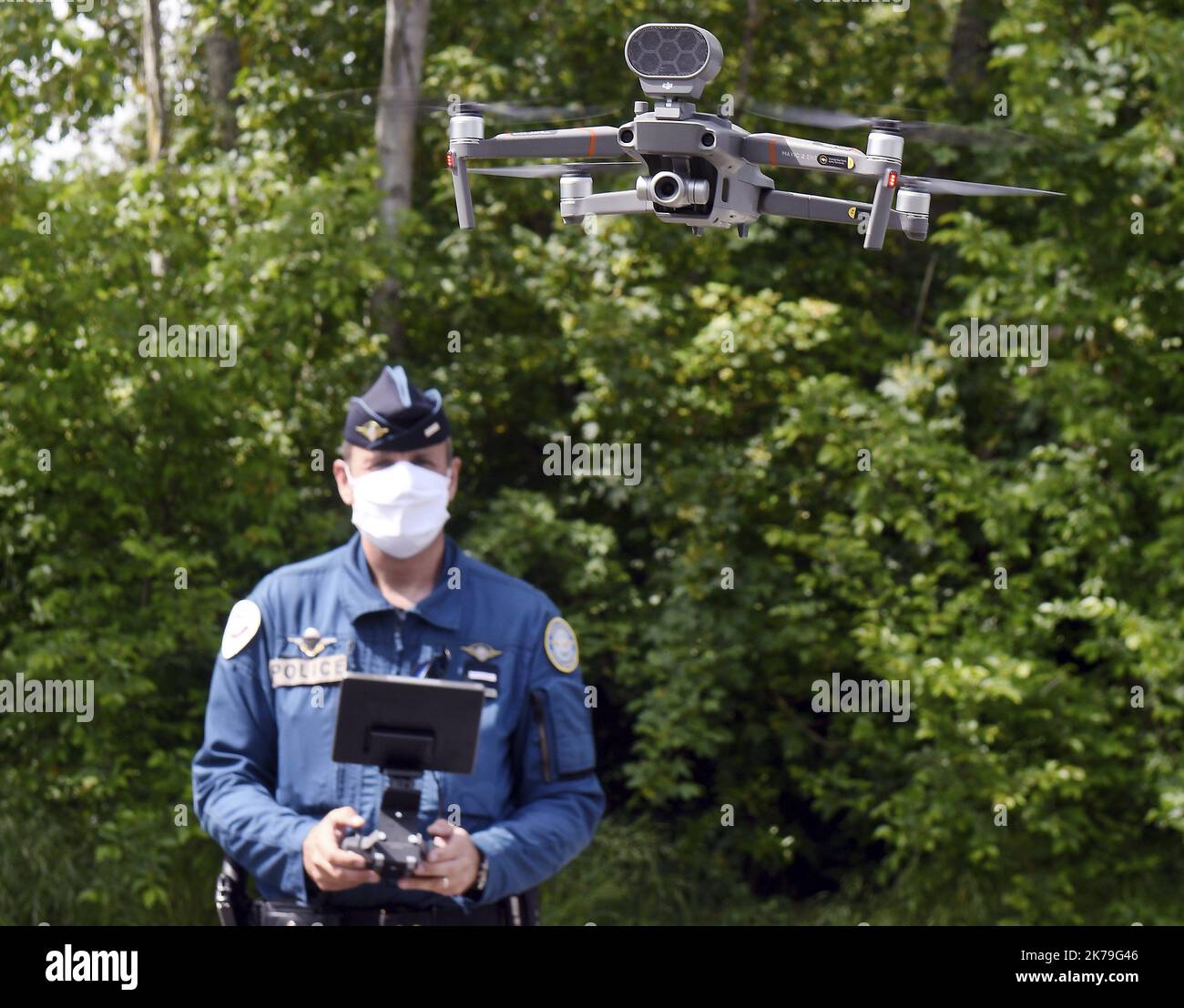 Toulouse, France, avril 29th 2020 - Covid-19 en France : le service de police a un drone pour aider à contrôler les gens Banque D'Images