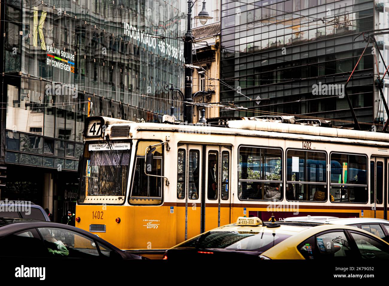 Le tramway jaune traditionnel de Budapest avec une toile de fond d'architecture moderne Banque D'Images