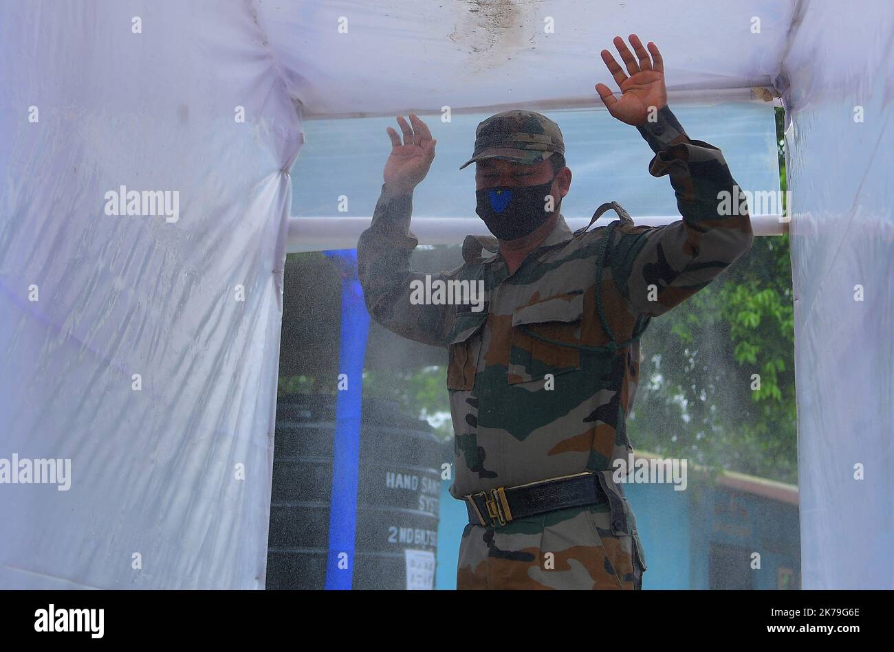 Inde / Tripura / Agartala - les jawans du Bataillon 2nd, TSR (FUSILS D'ÉTAT TRIPURA) passent par une chambre de désinfection corporelle, à l'entrée de la porte du camp, lors d'un confinement imposé par le gouvernement comme mesure préventive contre le COVID-19, dans la périphérie d'Agartala, Capitale de l'État de Tripura, au nord-est de l'Inde Banque D'Images