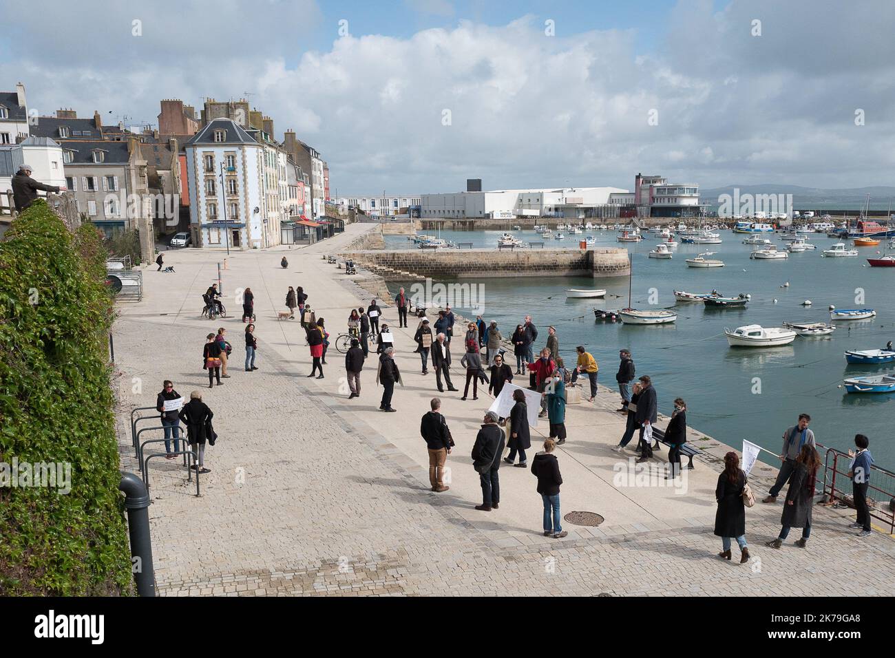 Malgré l'interdiction de rassemblement, une centaine de personnes ont manifesté ce vendredi à divers endroits de la ville de Douarnenez, en respectant les mesures de précaution et d'hygiène recommandées pendant la crise du coronavirus. Banque D'Images