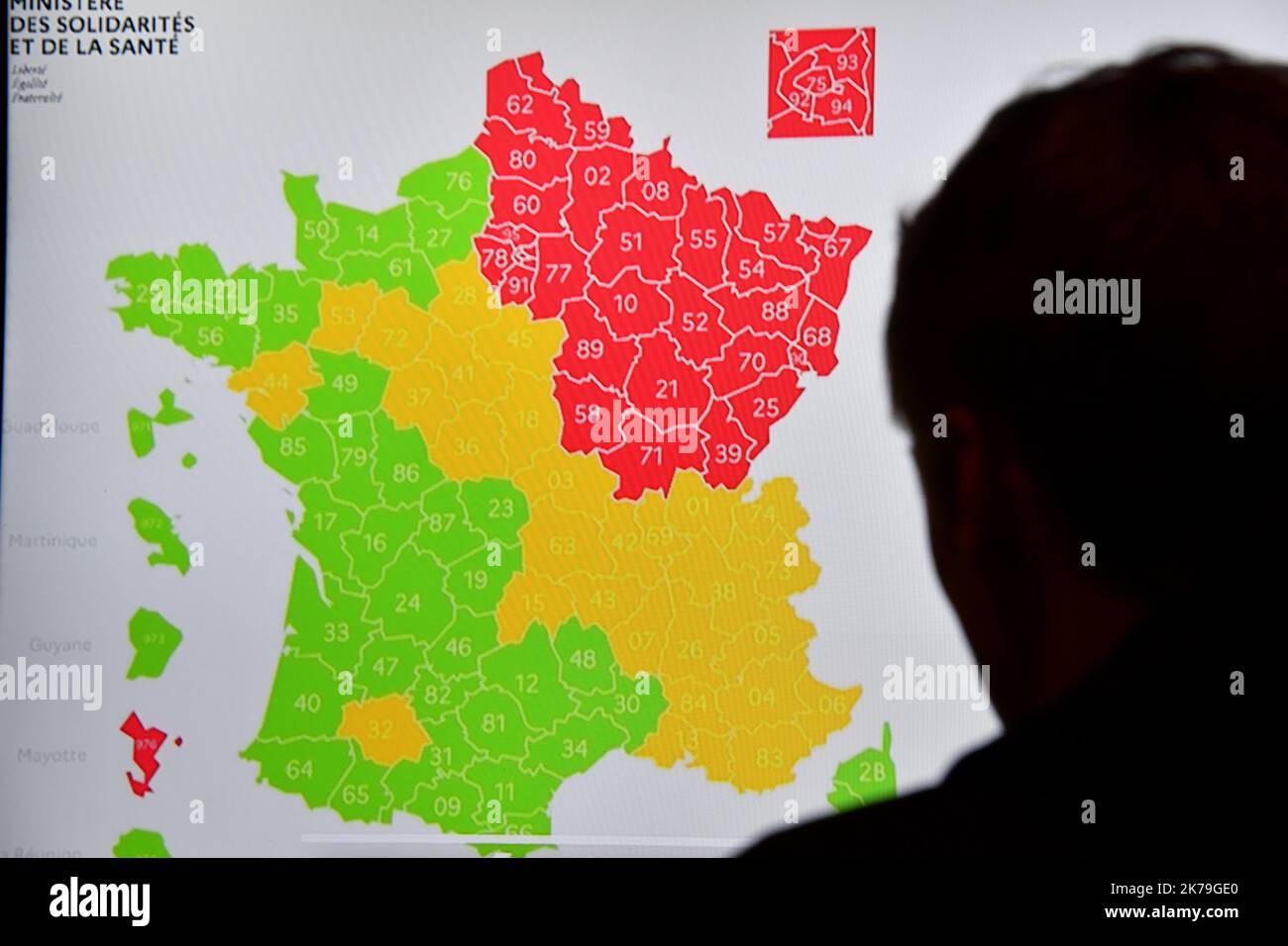 05/01/2020, confinement, Covid 19, carte donnée par le Ministère de la Santé concernant les couleurs, la zone verte ou rouge, des départements français avec la circulation active du virus et la tension hospitalière sur les capacités en soins intensifs pour la déconditionnement de 11 mai Banque D'Images