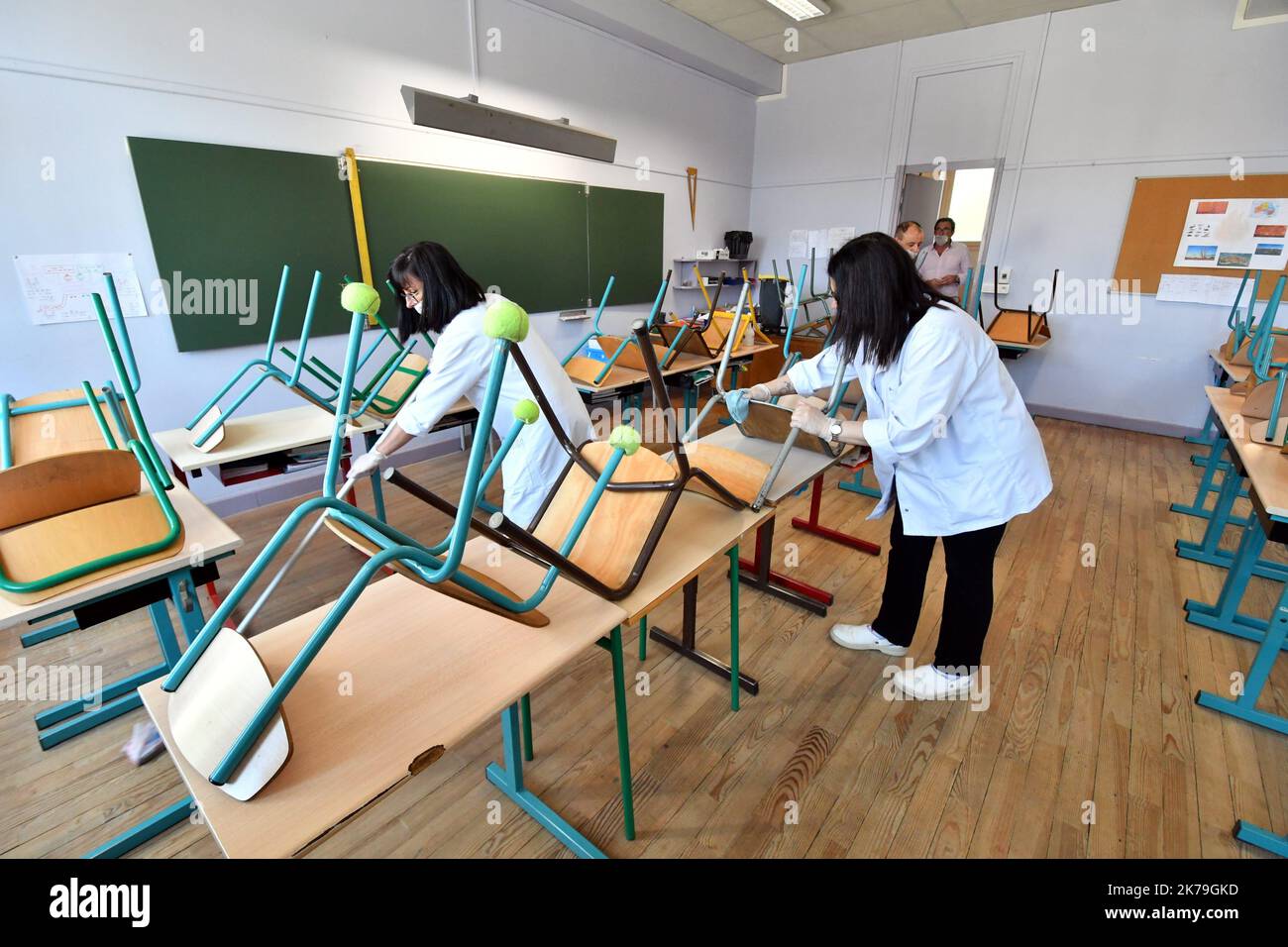 La salle de classe doit être nettoyée et désinfectée avant de rouvrir la France, Tarbes 4 mai 2020 Banque D'Images