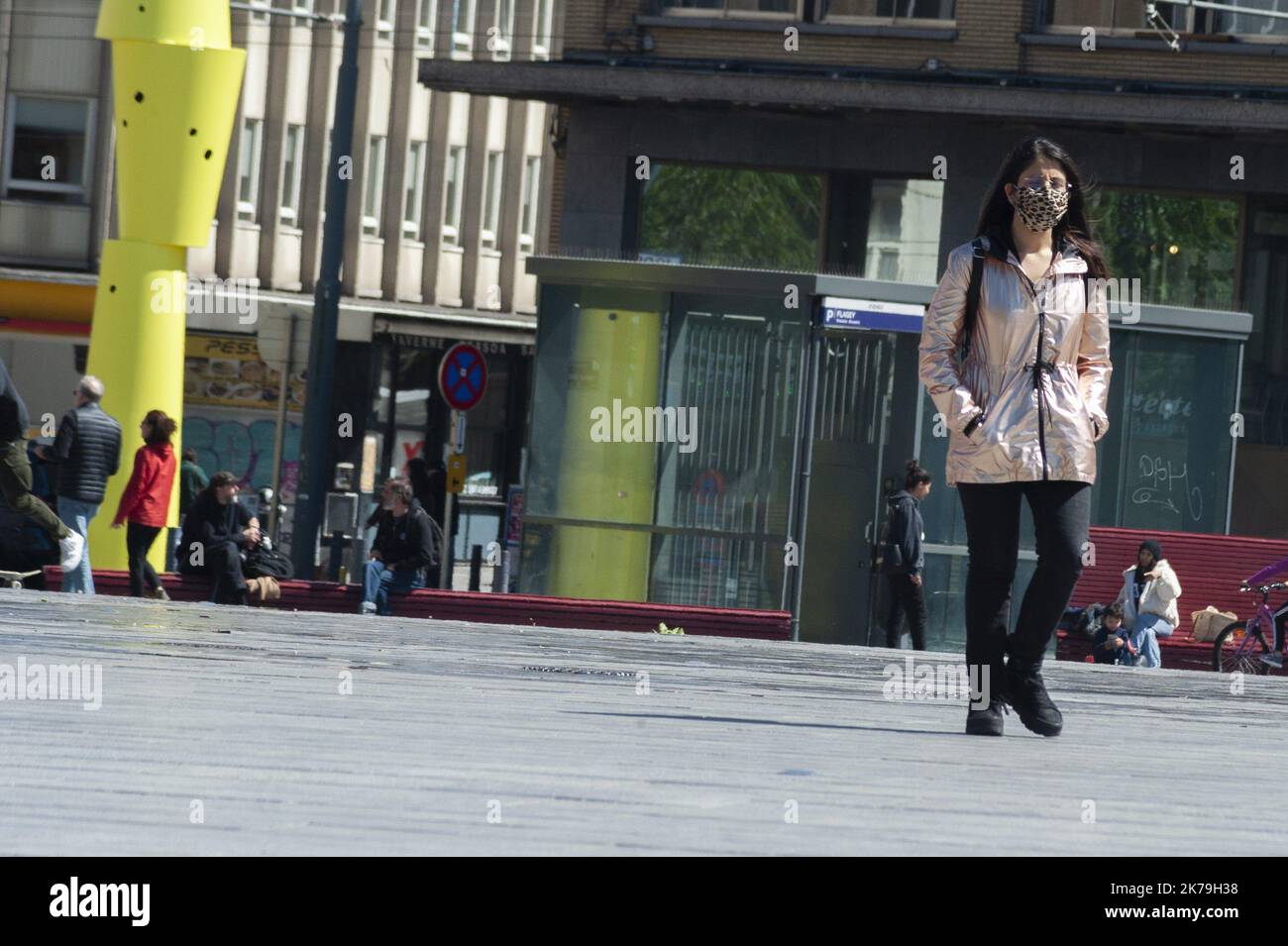 Â©Nicolas Landemard / le Pictorium / MAXPPP - Nicolas Landemard / le Pictorium - 05/05/2020 - Belgique / Bruxelles / Bruxelles - une femme avec une masque marche dans la rue. / 05/05/2020 - Belgique / Bruxelles / Bruxelles - Une femme avec un masque marche dans la rue. Banque D'Images