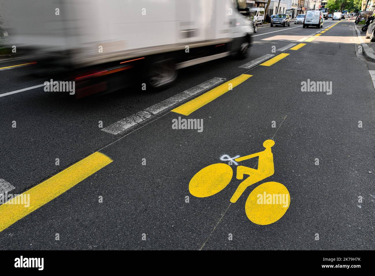 Â©Julien Mattia / le Pictorium / MAXPPP - dans la lutte contre la crise Covid-19, les agents de la société Signature peignent les nouveaux marquages routiers pour les pistes cyclables temporaires, le seul moyen de transport public alternatif, à Malakoff sur 06 mai 2020. Banque D'Images