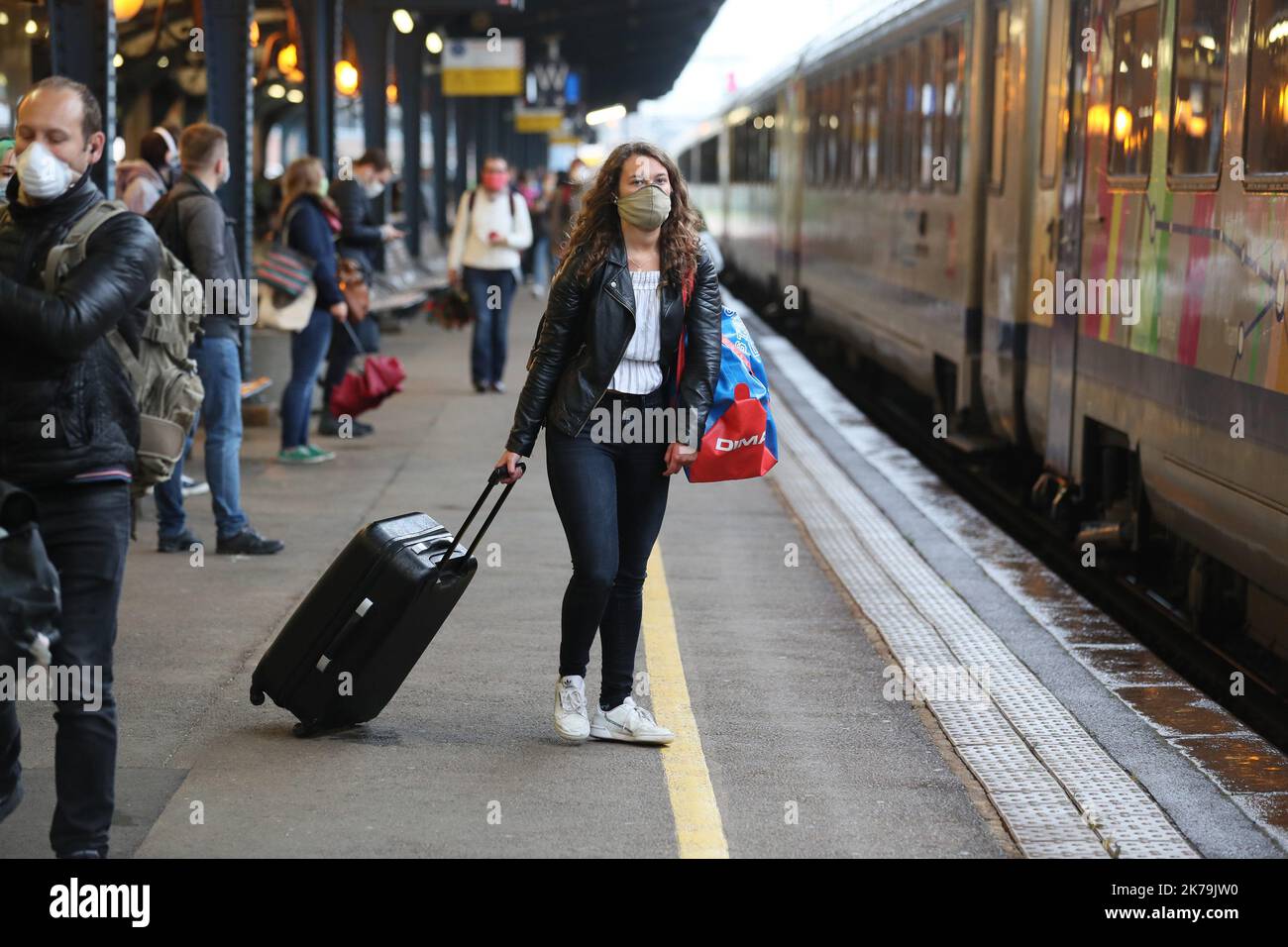 Colmar; 05/11/2020; le premier jour de la définition de 11 mai 2020 à la gare de Colmar, distribution de masques et de gel hydroalcoolique offerts par la région du Grand est aux utilisateurs de la SNCF pour se protéger du coronavirus Banque D'Images