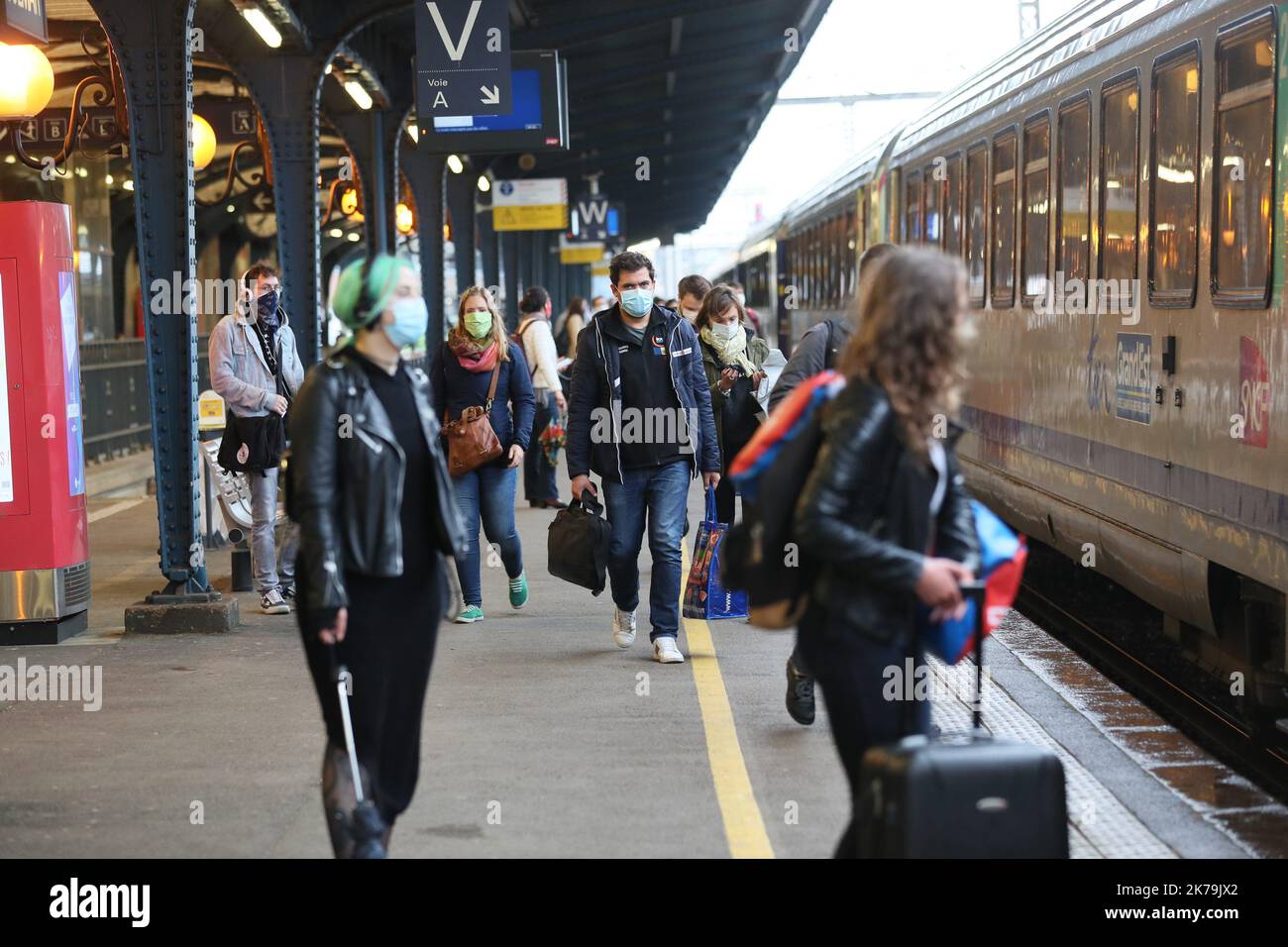 Colmar; 05/11/2020; le premier jour de la définition de 11 mai 2020 à la gare de Colmar, distribution de masques et de gel hydroalcoolique offerts par la région du Grand est aux utilisateurs de la SNCF pour se protéger du coronavirus Banque D'Images