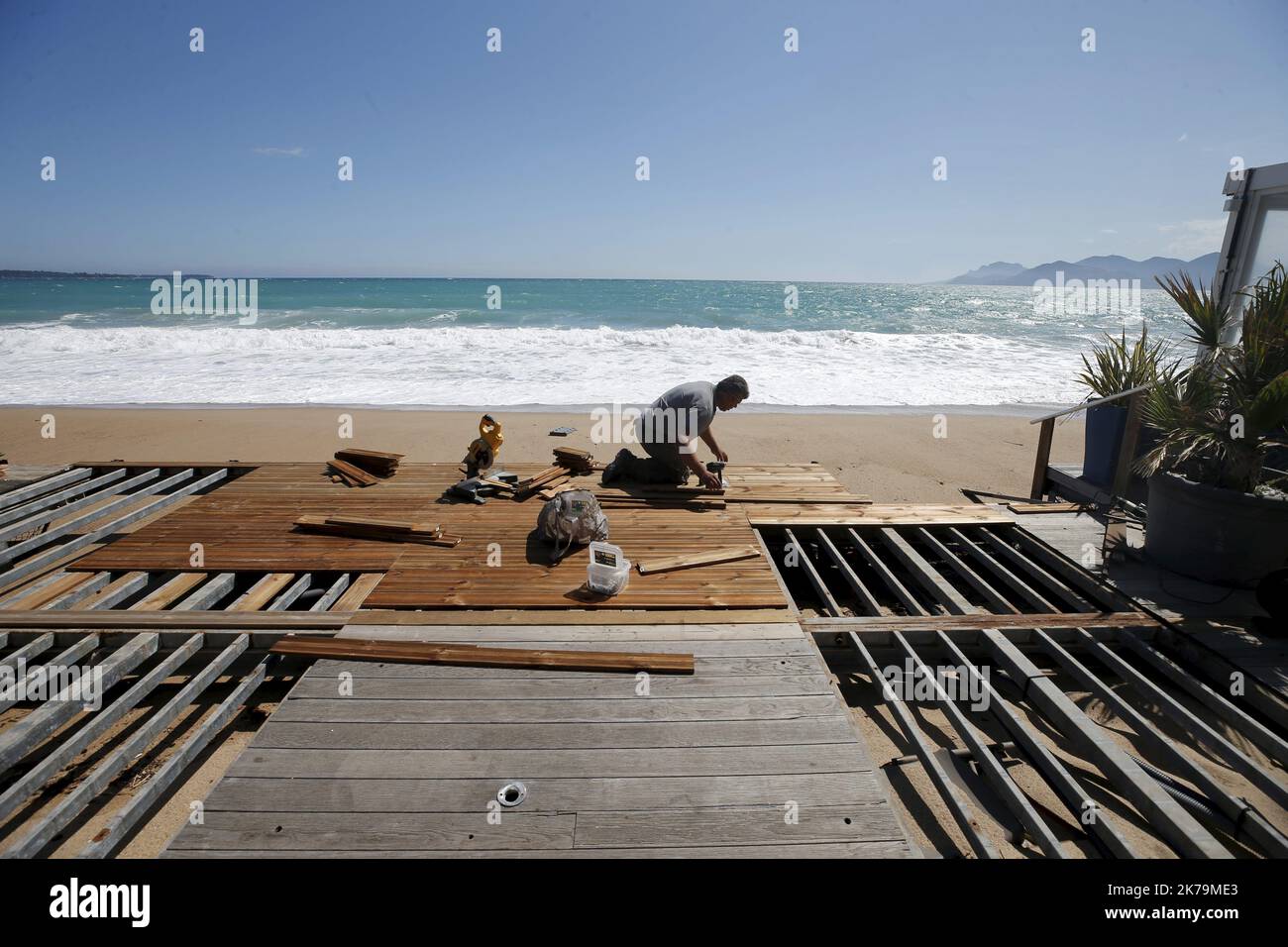 CANNES, 05/15/2020, installation d'une plage privée sur les plages du midi en attente d'autorisation d'ouverture Banque D'Images