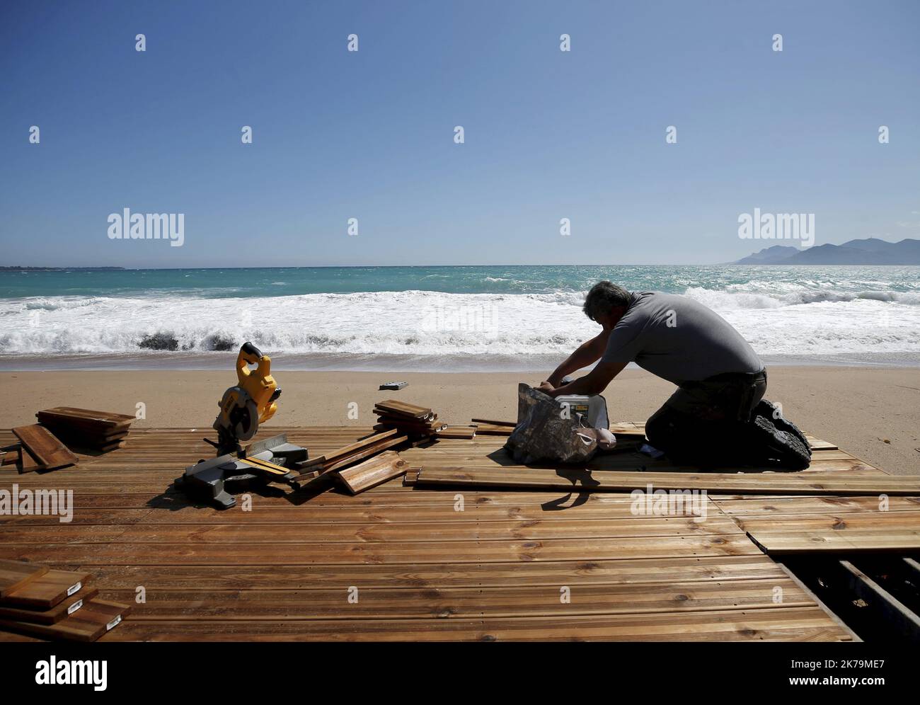 CANNES, 05/15/2020, installation d'une plage privée sur les plages du midi en attente d'autorisation d'ouverture Banque D'Images
