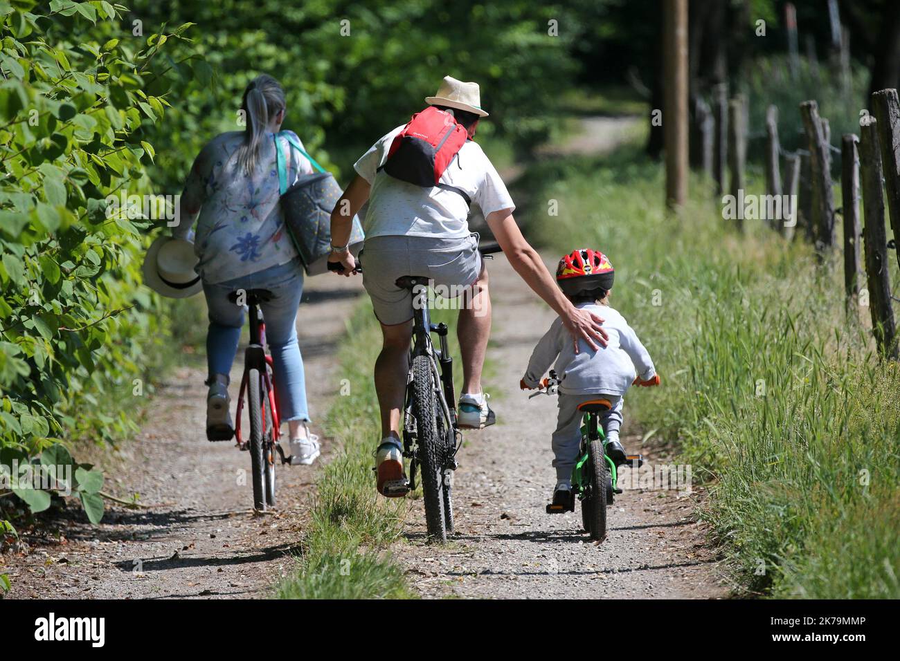 Â©PHOTOPQR/l'ALSACE/Vanessa MEYER ; ; 16/05/2020 ; une famille en balade Ã Vélo. Avec le confinement, sortir dans la nature faire du Vélo, un vrai bonheur. - France, du 16th 2020 au 1st mai fin du déconditionnement . Les gens aiment faire du vélo dans la nature après des semaines passées dans les villes Banque D'Images