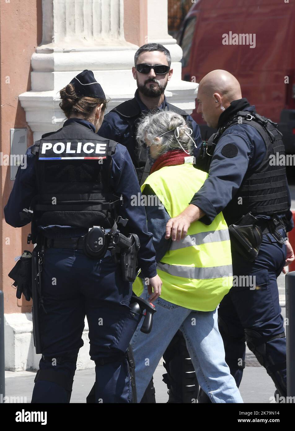 Toulouse, France, mai 16th 2020 - Covid-19 / pour le week-end de définition 1st, les vestes jaunes démontrent même si elle était interdite©PHOTOPQR/LA DEPECHE DU MIDI/MICHEL VIALA ; TOULOUSE ; 16/05/2020 ; AUTOUR DE LA PLACE WILSON et DES ALLEES JEAN JAURES QUELQUES DORÉS JAUNES FORTS VENUS MALGRE l'INTERDICTION DE MANIFESTER et CERTAINS ont ETE ETE ETE ETE VERBALIZES Toulouse, France, 16th 2020 mai - Covid-19 / pour le week-end 1st de définition, les vestes jaunes montrent même si elle était interdite Banque D'Images