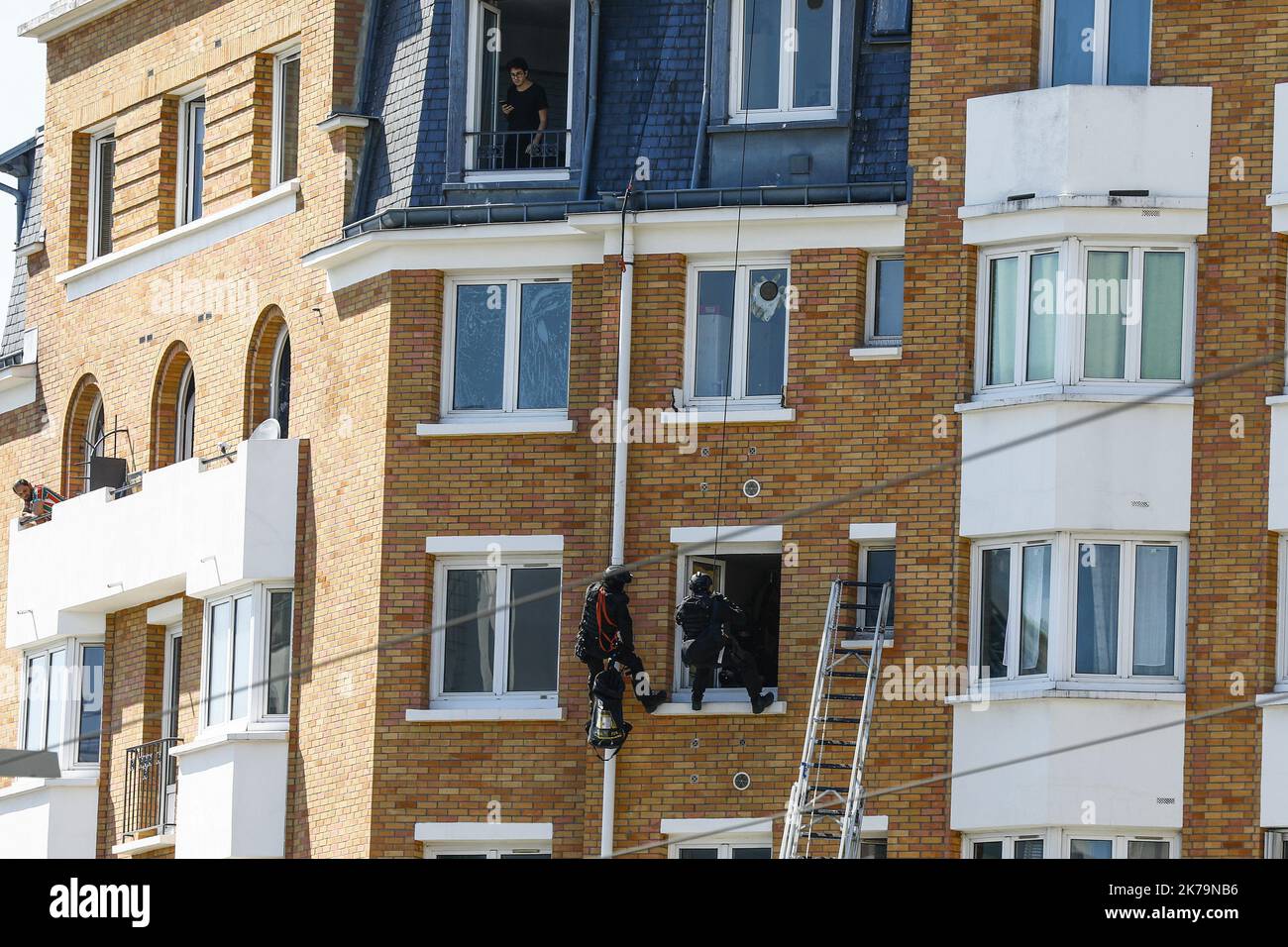 Â©PHOTOPQR/LE PARISIEN/Olivier Corsan ; Paris ; 17/05/2020 ; Paris, France, le 17 mai 2020. La BRI est intervenue pour arrÃªter un site au 4e étage du 40 boulevard BessiÃ¨re Paris XVIIème. Paris, France, le 17th 2020 mai - la police spéciale arrête une frénésie au 4th étage du 40 boulevard BessiÃ¨re Paris XVIIème. Banque D'Images