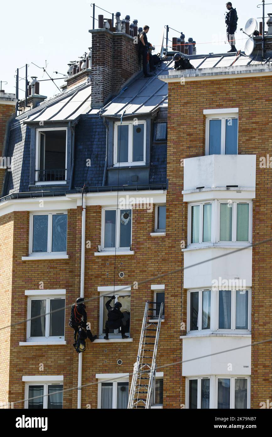 Â©PHOTOPQR/LE PARISIEN/Olivier Corsan ; Paris ; 17/05/2020 ; Paris, France, le 17 mai 2020. La BRI est intervenue pour arrÃªter un site au 4e étage du 40 boulevard BessiÃ¨re Paris XVIIème. Paris, France, le 17th 2020 mai - la police spéciale arrête une frénésie au 4th étage du 40 boulevard BessiÃ¨re Paris XVIIème. Banque D'Images