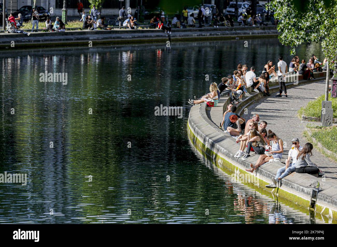 Paris un enfermement de nombreux péoles sur le canal Saint-Marin France, 20 mai 2020©Sébastien Muylaert/MAXPPP - Parisiens assis sur le bord du canal Saint-Martin, 10 jours après l'assaillement, par le gouvernement, des mesures de confinement visiteurs à la propagation de la pandénie de virus par le coronavirus, 19. Paris, 20.05.2020 - Paris un verrouillage beaucoup de taupe sur le canal Saint-Marin France, 20 mai 2020 Banque D'Images