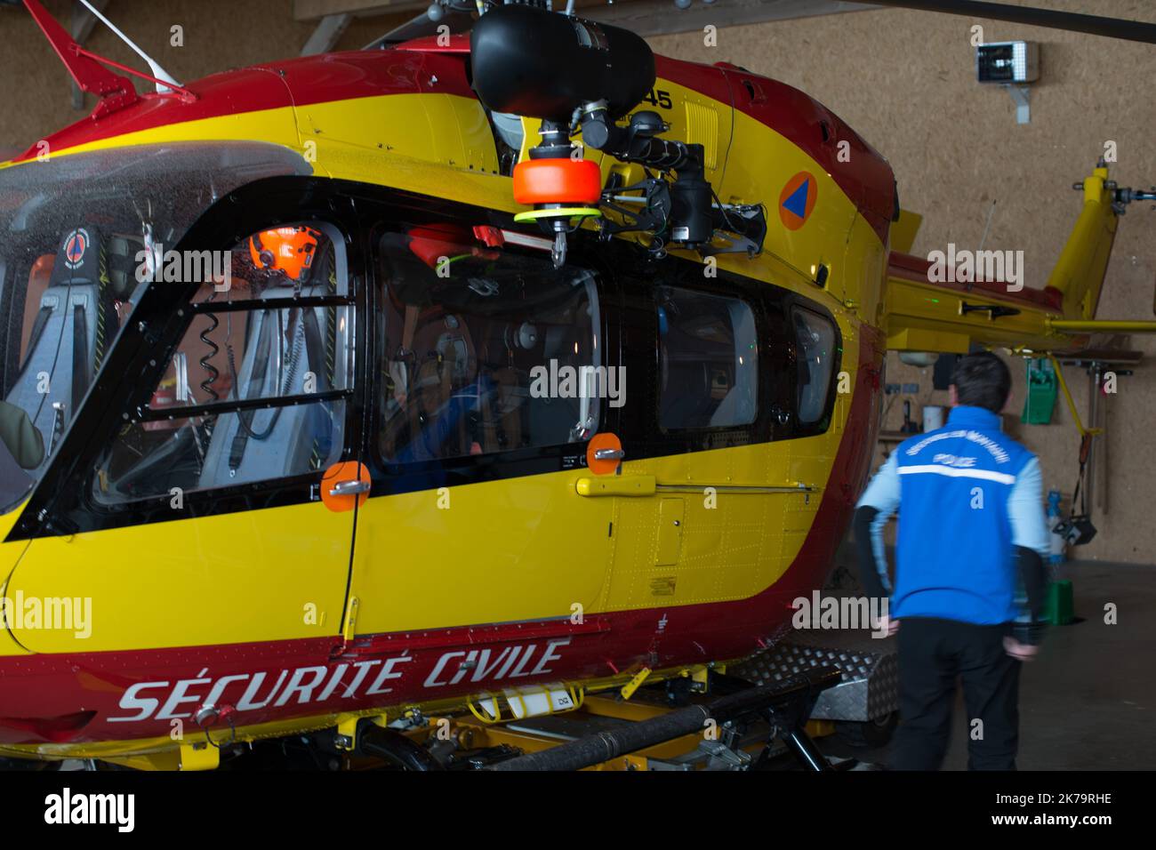 Équipe d'intervention d'urgence en montagne. Parmi ses missions, la police nationale française assure le sauvetage en montagne avec le soutien de pilotes d'hélicoptères de sécurité civile et de médecins SAMU, notamment à Isère sur l'Alpe d'Huez Altiport - Henri Giraud (LFHU) Banque D'Images