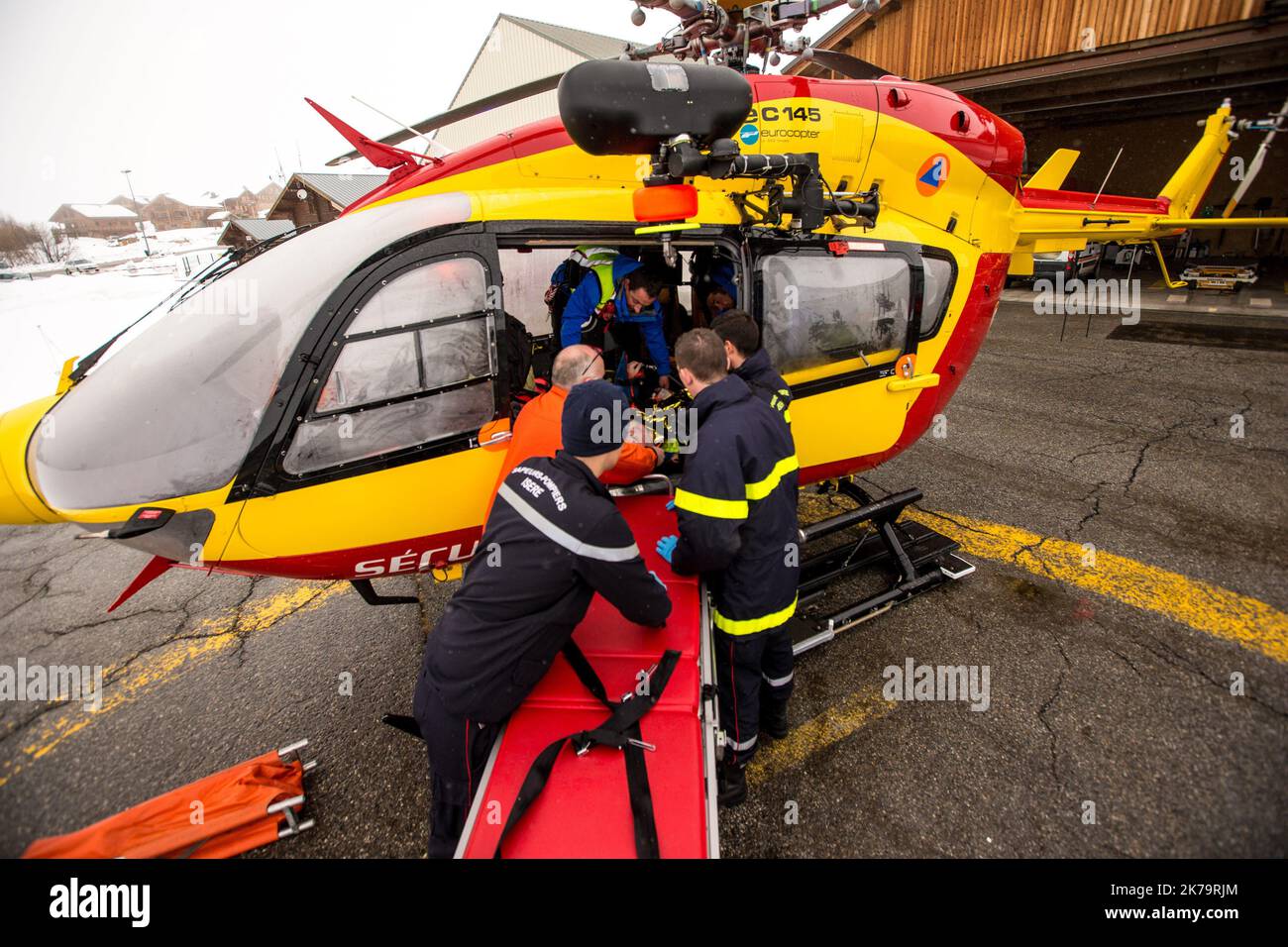 Équipe d'intervention d'urgence en montagne. Parmi ses missions, la police nationale française assure le sauvetage en montagne avec le soutien de pilotes d'hélicoptères de sécurité civile et de médecins SAMU, notamment à Isère sur l'Alpe d'Huez Altiport - Henri Giraud (LFHU) Banque D'Images